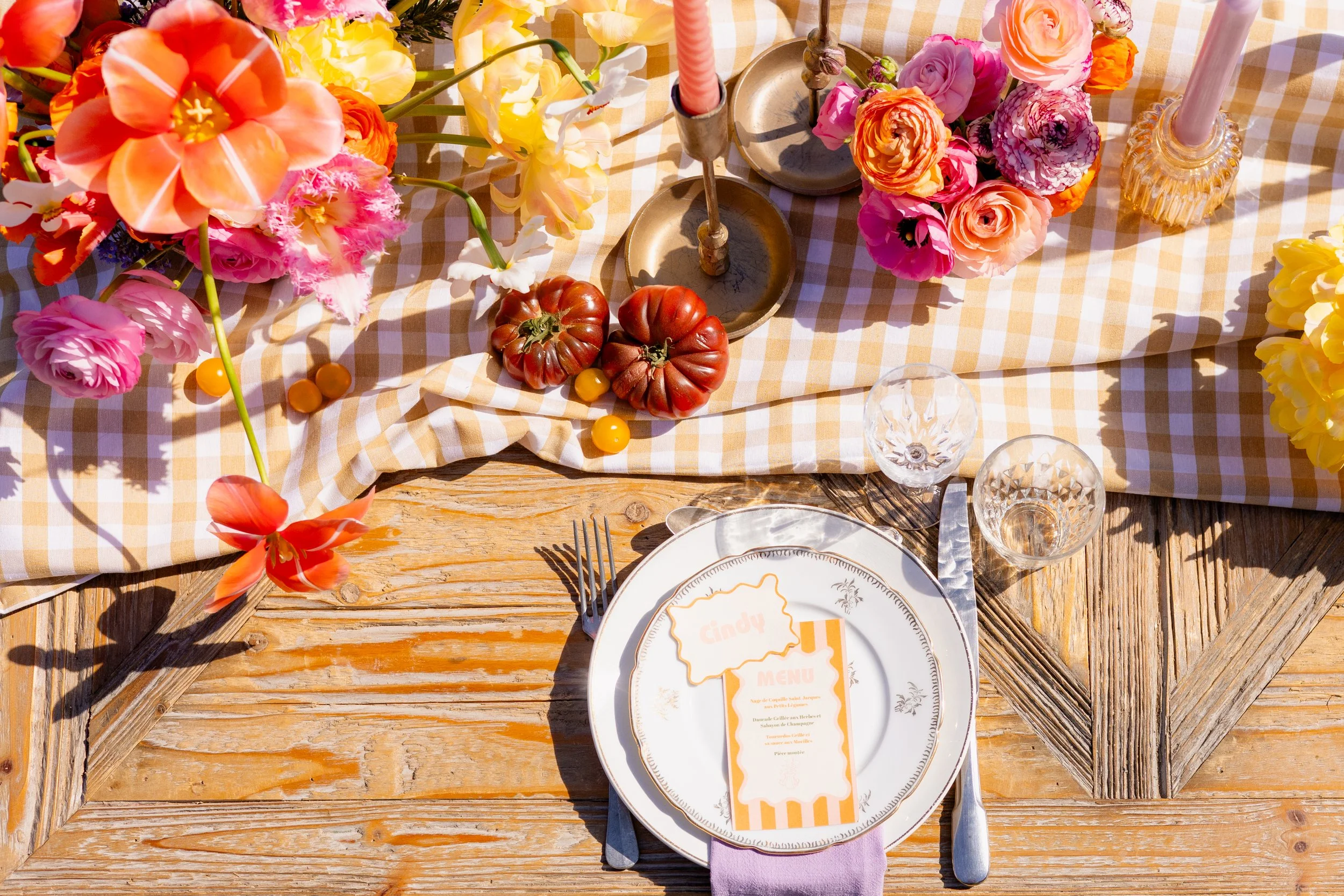 Table de mariée coloré - Mariage en extérieur. Bouquet de fleurs de la mariée aux tons vifs. Bord de loire, Marine Pineau réalise des compositions florales sur mesure pour les mariages en Loire-Atlantique