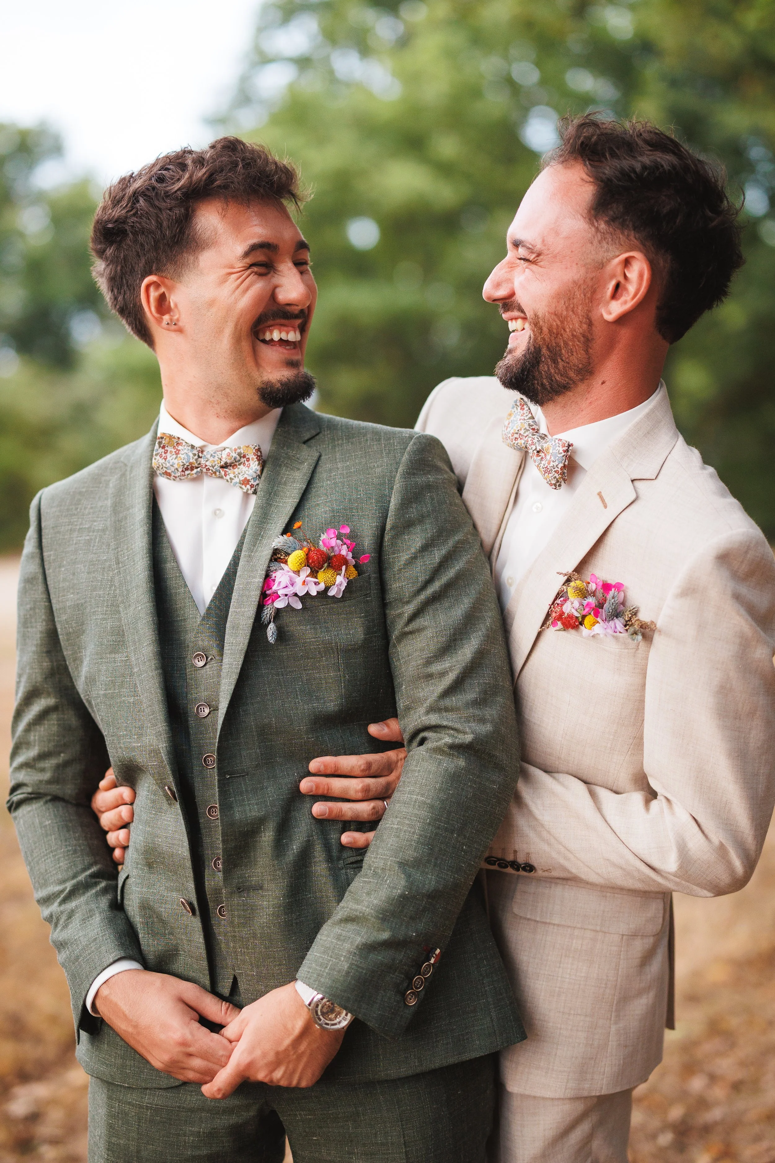 Couple de  garçons, boutonnières fleuries colorées, nature, sourire