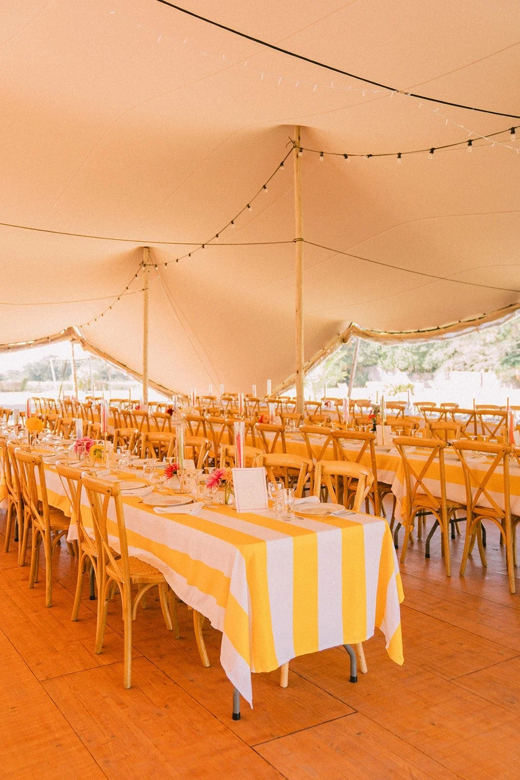 Réception mariage - tente berbère, nappes rayures jaunes et blanches. Marine Pineau réalise des compositions florales sur mesure pour les mariages en Loire-Atlantique