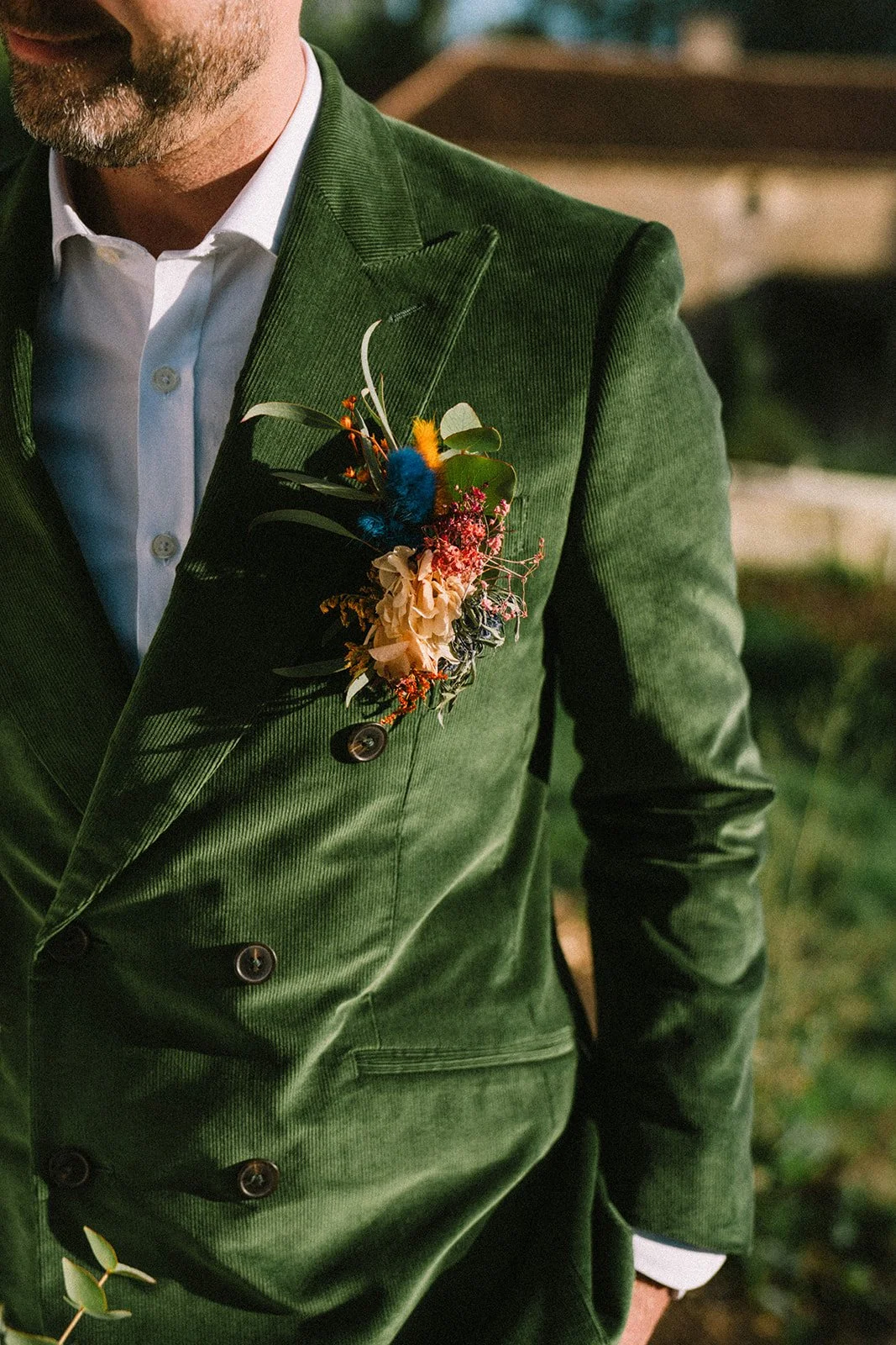 Boutonnière marié, fleurs séchées. Multicolore.  Marine Pineau réalise des compositions florales sur mesure pour les mariages en Loire-Atlantique