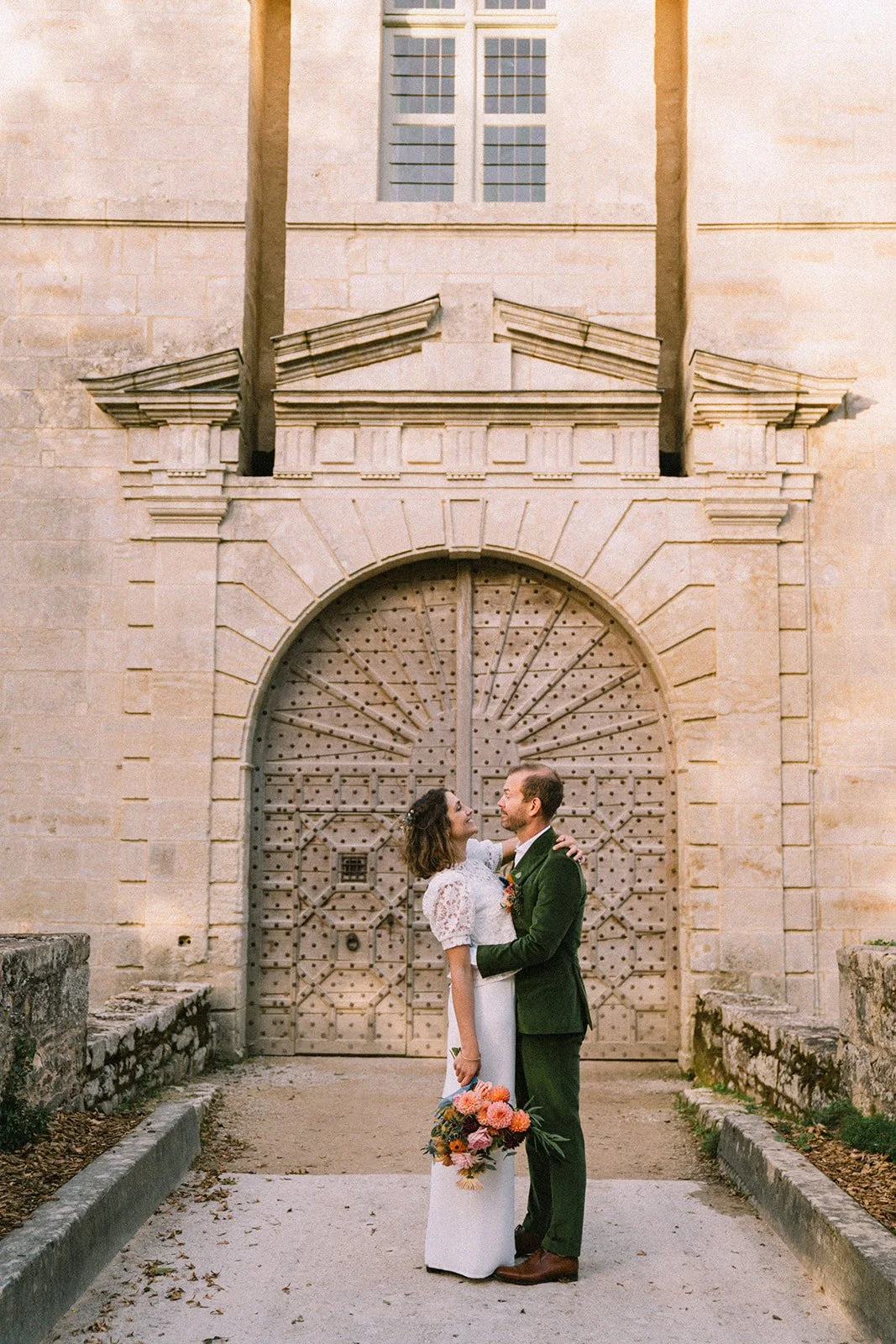 Bouquet de mariée coloré - Couple de mariés en extérieur. Bouquet de fleurs de la mariée aux tons pastel. Domaine d'exception Marine Pineau réalise des compositions florales sur mesure pour les mariages en Loire-Atlantique