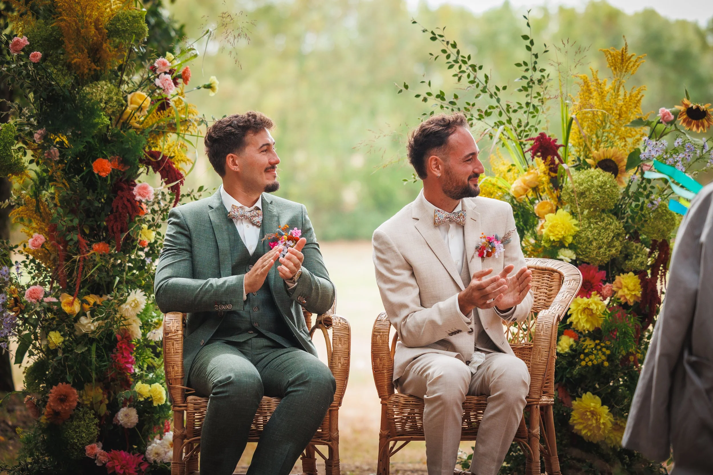 Couple de mariés homme, décor floral jaune et multico. Marine fleurit vos évènements en région Pays de Loire