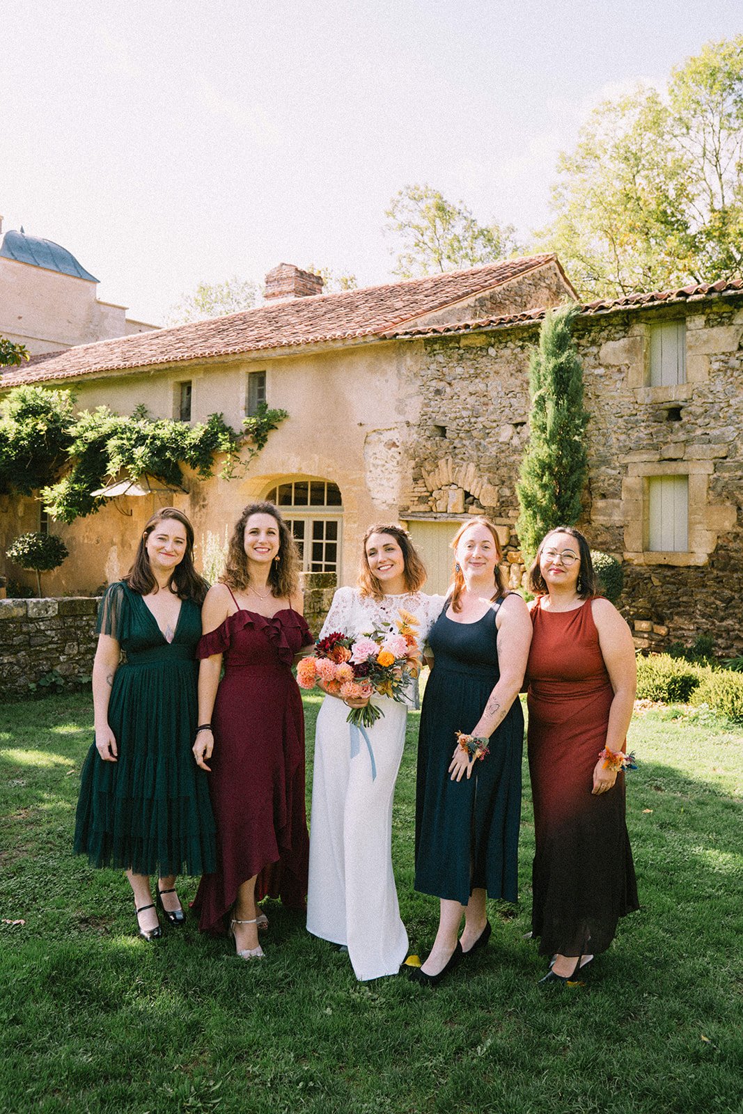 Mariée et ses témoins - Beau domaine de réception -  Bouquet de fleurs de la mariée aux tons pastel. Marine Pineau réalise des compositions florales sur mesure pour les mariages en Loire-Atlantique
