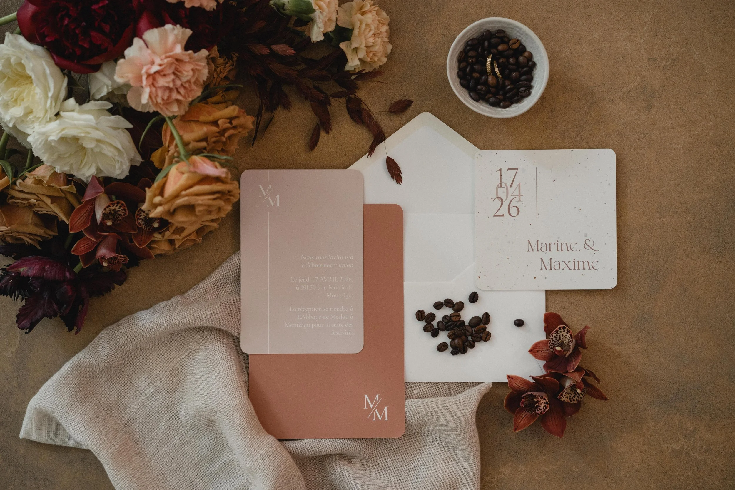 Flat lay moka et bordeaux, orchidée et vieux rose. Nude, tendance