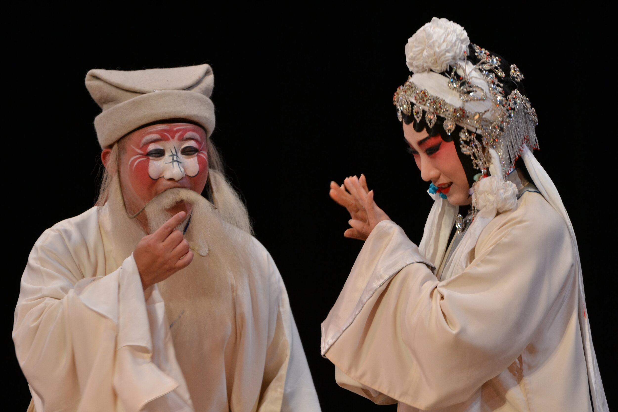 胡剛 飾 老蒼頭（左），沈昳麗 飾 田氏（右）