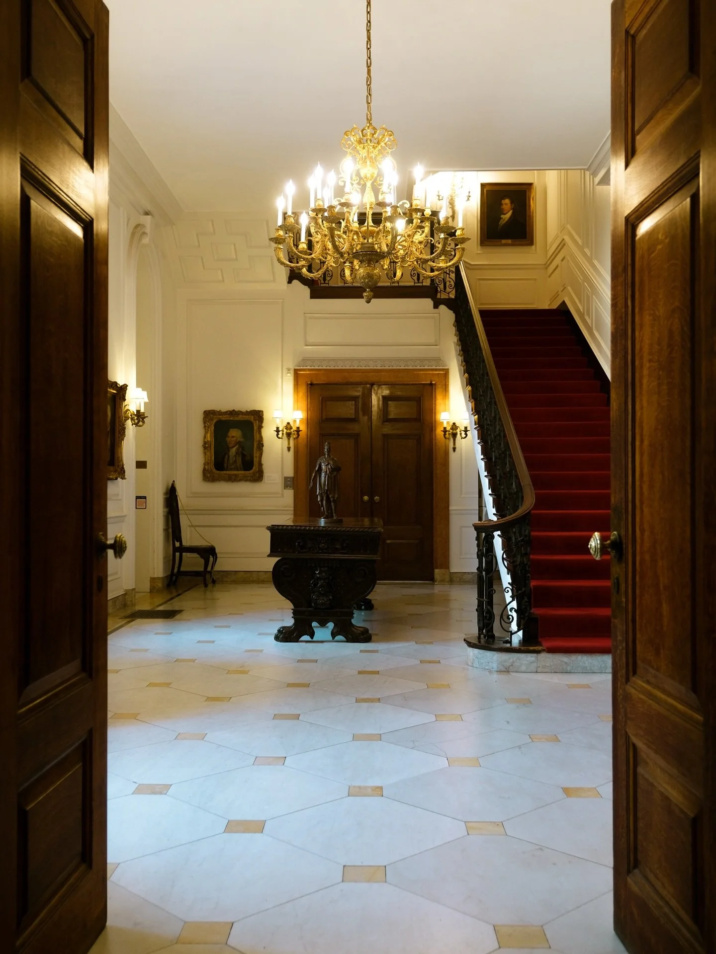 Beaux Arts is at full volume at Anderson House. Scale, ornament, and craftsmanship all work together beautifully to leave a lasting impression. 

@eventsatandersonhouse 

#AndersonHouse 
#BeauxArtsArchitecture 
#HistoricInteriors 
#ArchitecturalHerit