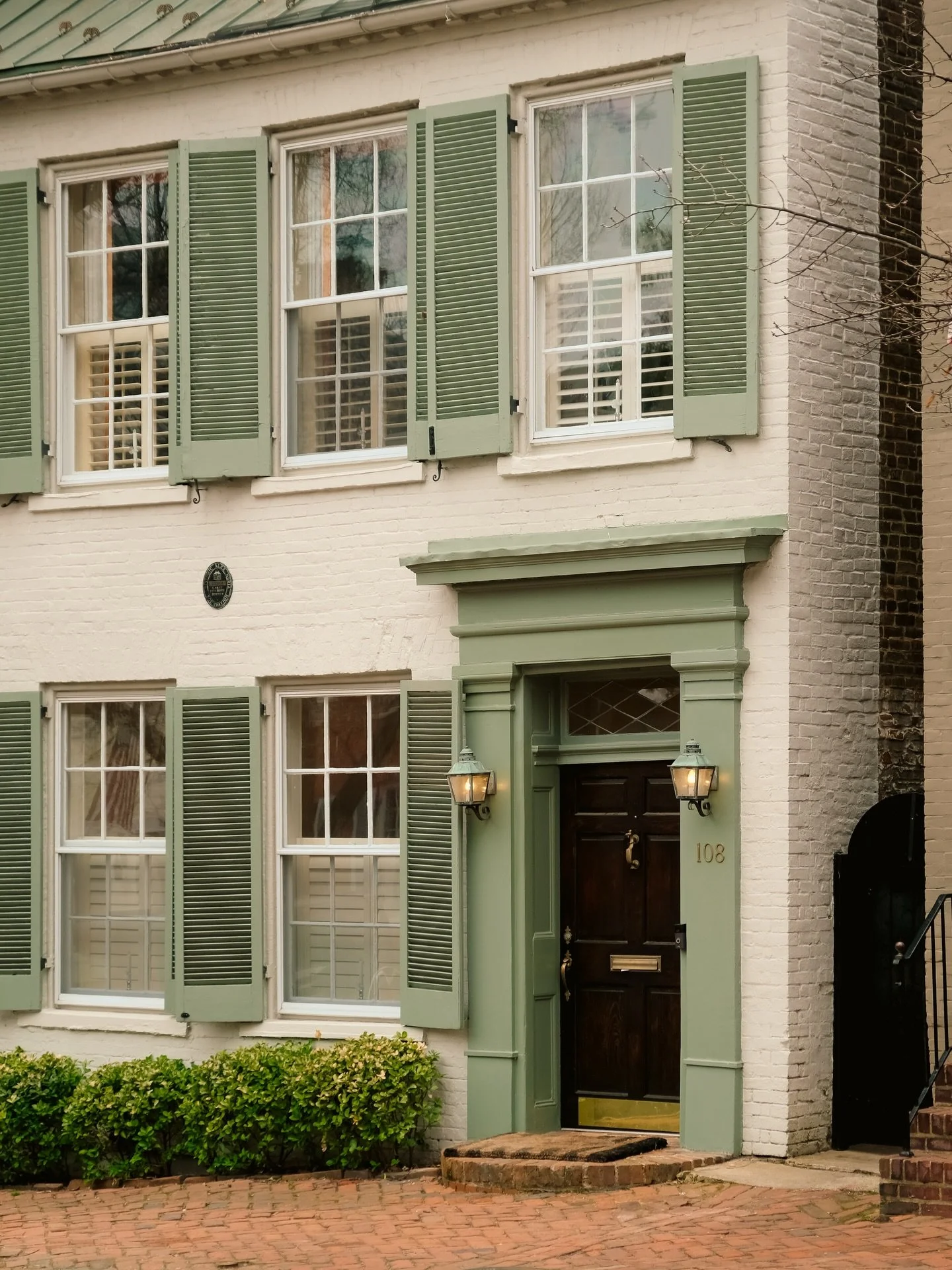 Houses of @oldtownalexandria shedding off the last of the winter blues. 

#housesofinstagram 
#architecturephotography 
#poeticdocumentary 
#colonialhomes 
#streetscapes