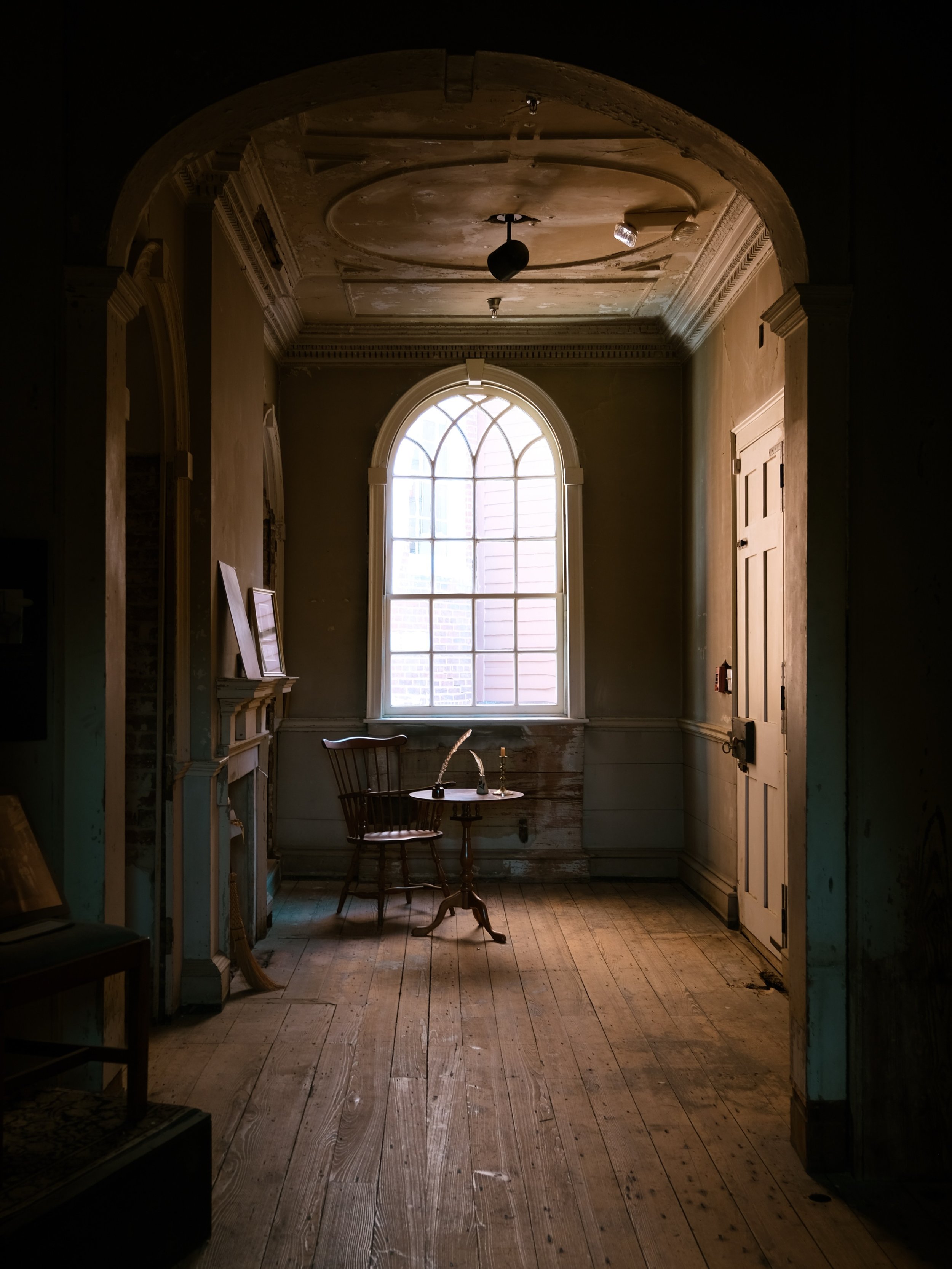 Charles Carrol House, 18th century. 

Carrol was the only Catholic to sign the Declaration of Independence. 🪶

#visitannapolis 
#heritagebuilding 
#historicbuildings 
#cinematicphotography 
#oldhouses