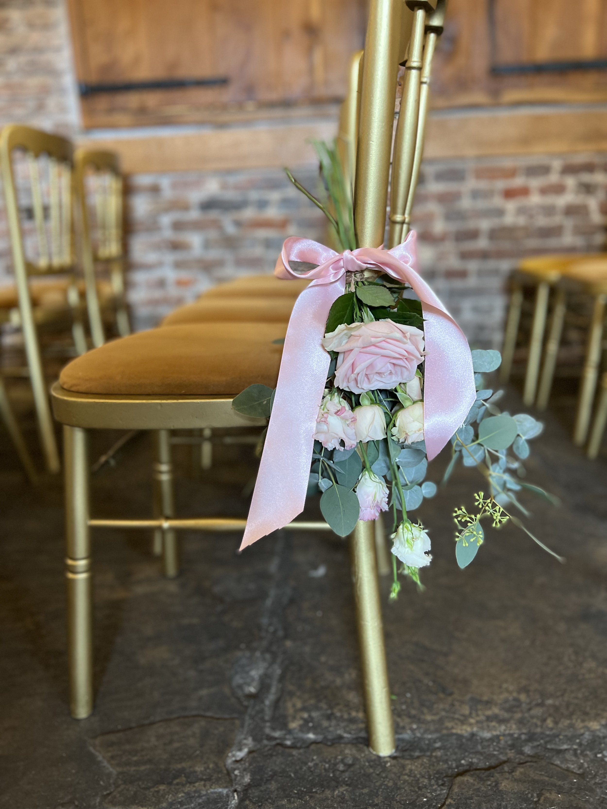 Aisle decoration, tied bunches on the chairs