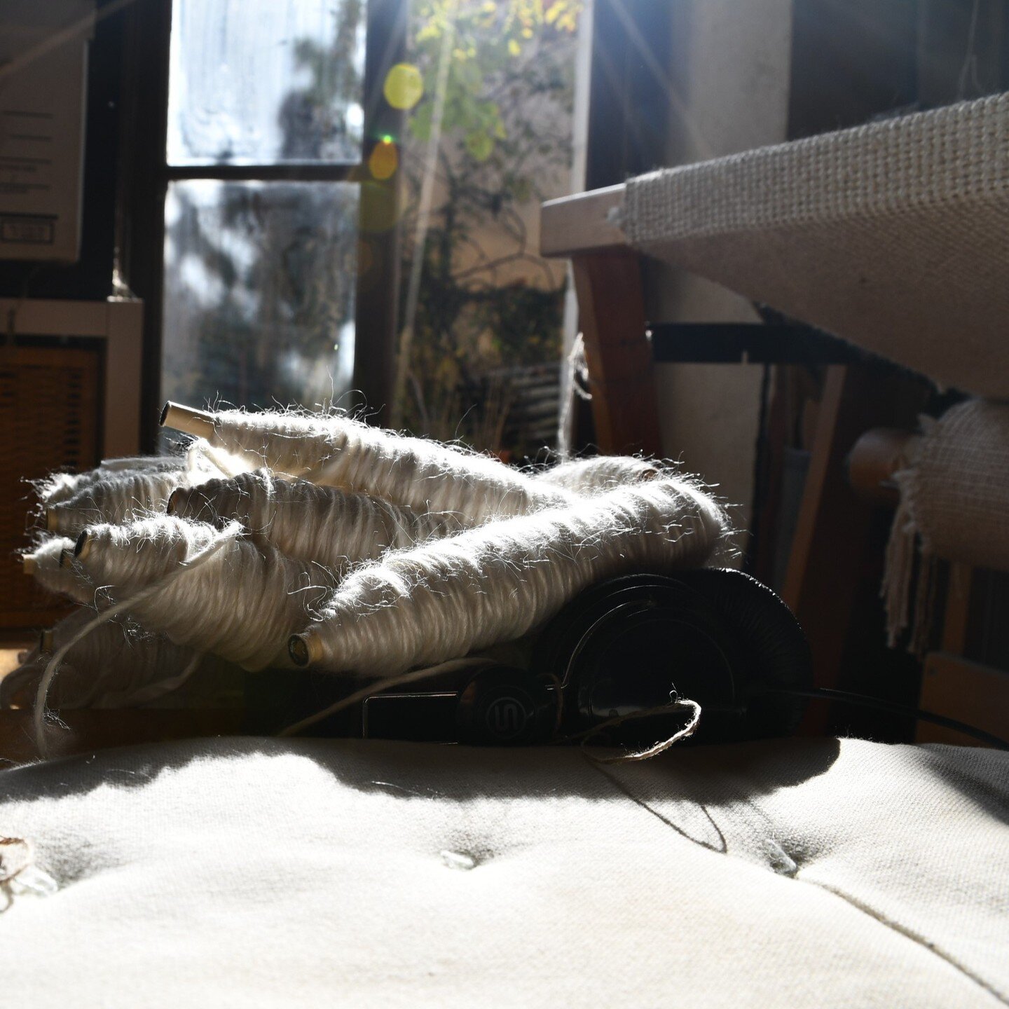 Lunch break at Sam's weaving studio, photo by Am&eacute;lie No&euml;l. 
Fabric on the loom woven from linen, silk &amp; ramie
#linensilkfabric #handwovensilk #samkastenfabric #samkasten #handwovenfabric