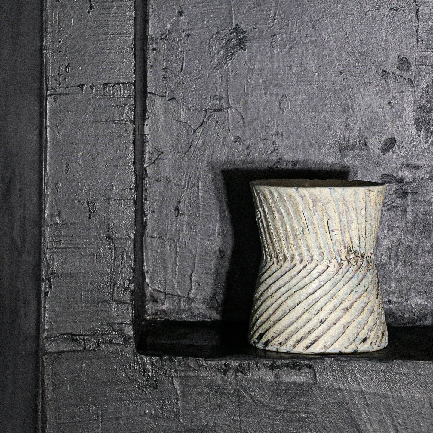 Brutalist shower with our Polished Concrete Graphite and a lovely Ani-piece, hand-made beauty from @anidagmar . Photo by Jean Hay de Slade @epure.ceramique 

#brutalist #polishedconcrete #concreteshower #handmade