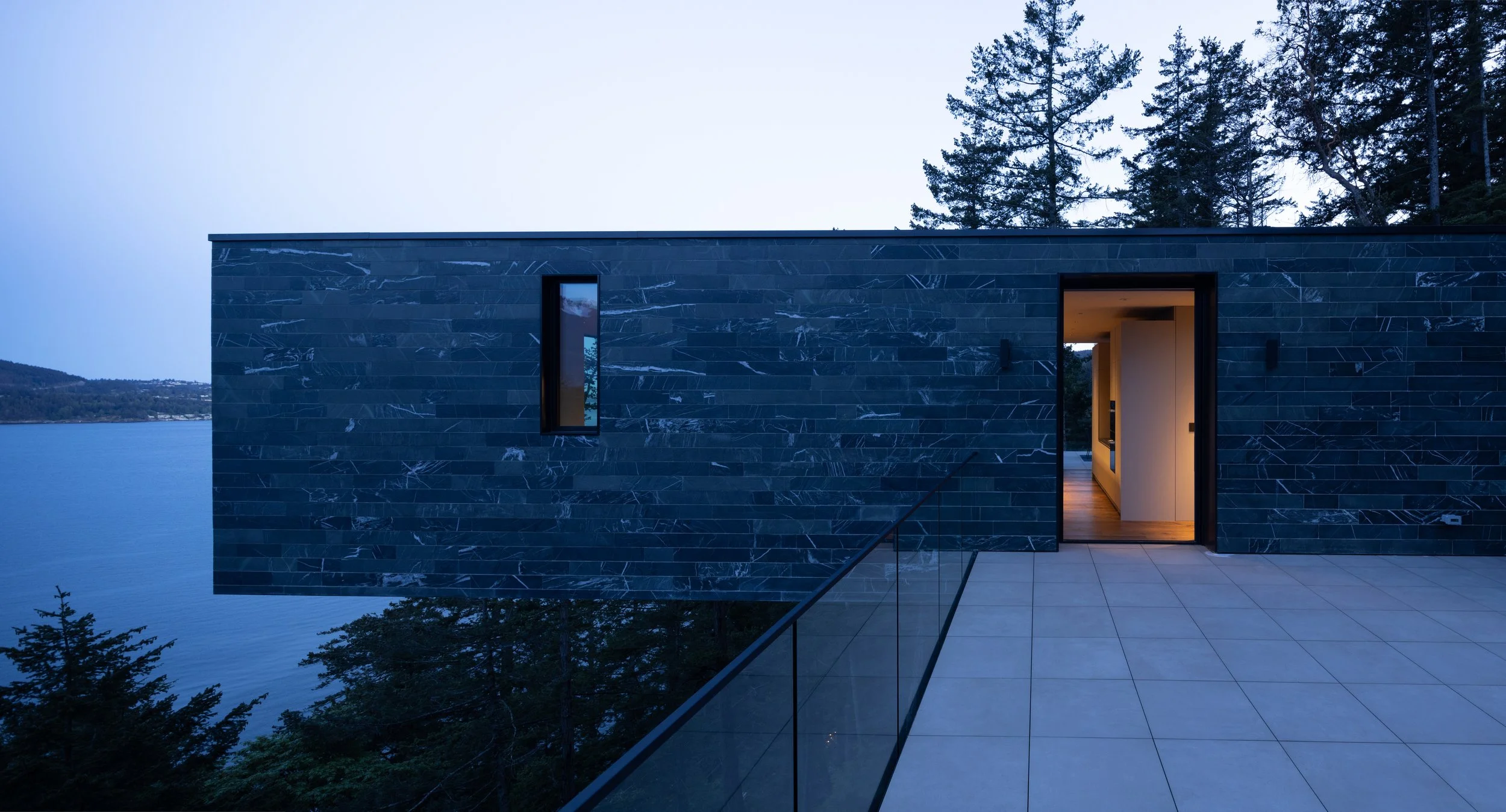 Floht Haus - Side terrace with oceanviews