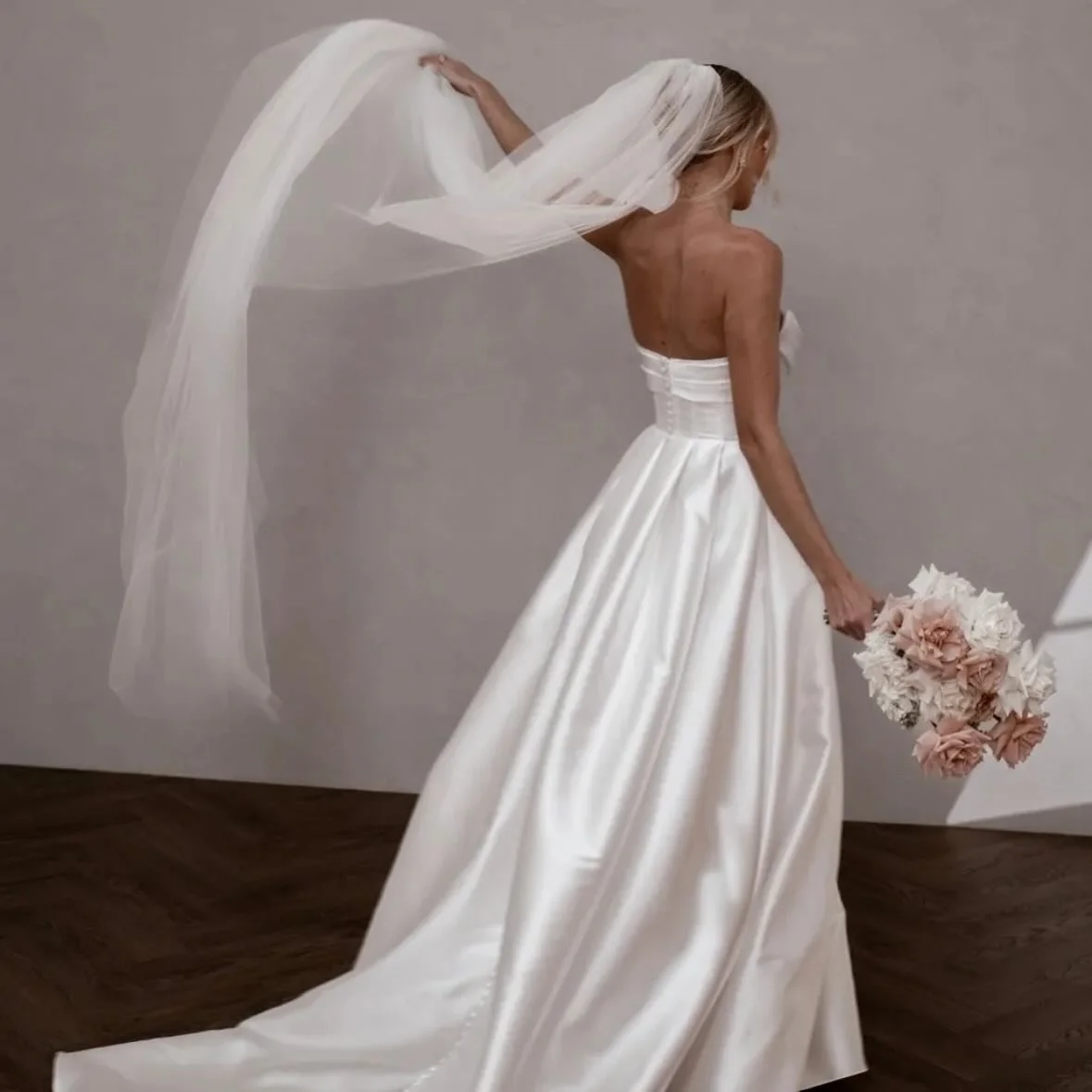 Celine ... if you love a basque waist and want the lightest skirt imaginable then put her on your list !!! The waist cinching basque and mikado skirt 🤌🏻🤌🏻🤌🏻🙊

#alineweddinggown #basquewaistbridalgown #mwl #mwlbridal #mwlceline #dreamweddingsco