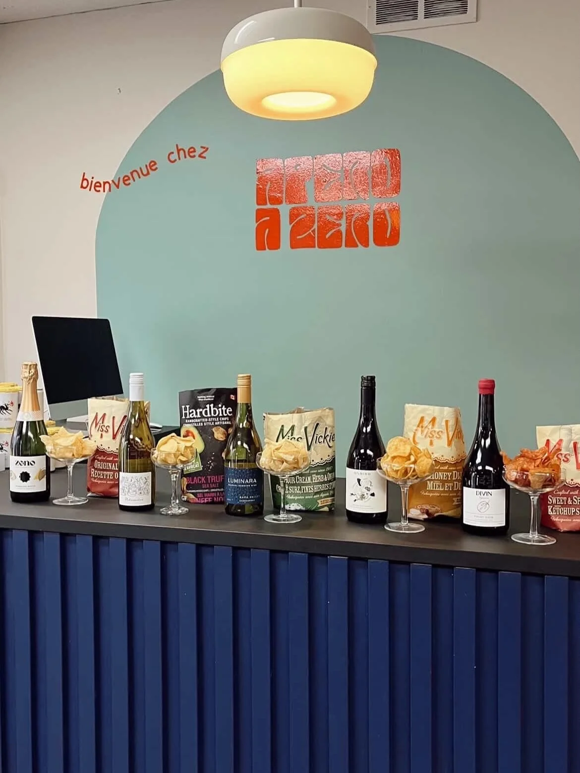 VINS + CHIPS🍷🙂&zwj;↕️

Hier en boutique avait lieu notre d&eacute;gustation priv&eacute;e accord chips-vins 🤌 

Au menu? 5 vins d&eacute;salcoolis&eacute;s et une vari&eacute;t&eacute; de chips soigneusement s&eacute;lectionn&eacute;s pour cr&eacu