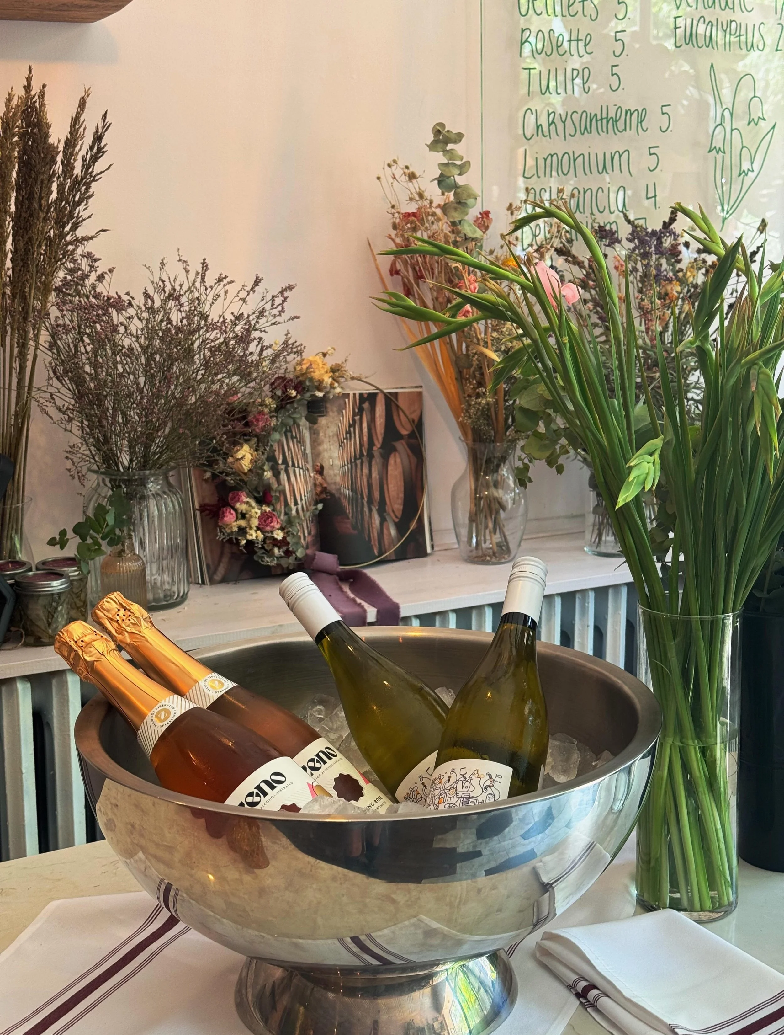 Atelier fleurs + vins 🌷🍷

Petit retour sur notre magnifique &eacute;v&eacute;nement en collaboration avec @mauvevinfleurs ✨

Au programme : cr&eacute;ation florale et d&eacute;gustation de 3 vins d&eacute;salcoolis&eacute;s soigneusement s&eacute;l