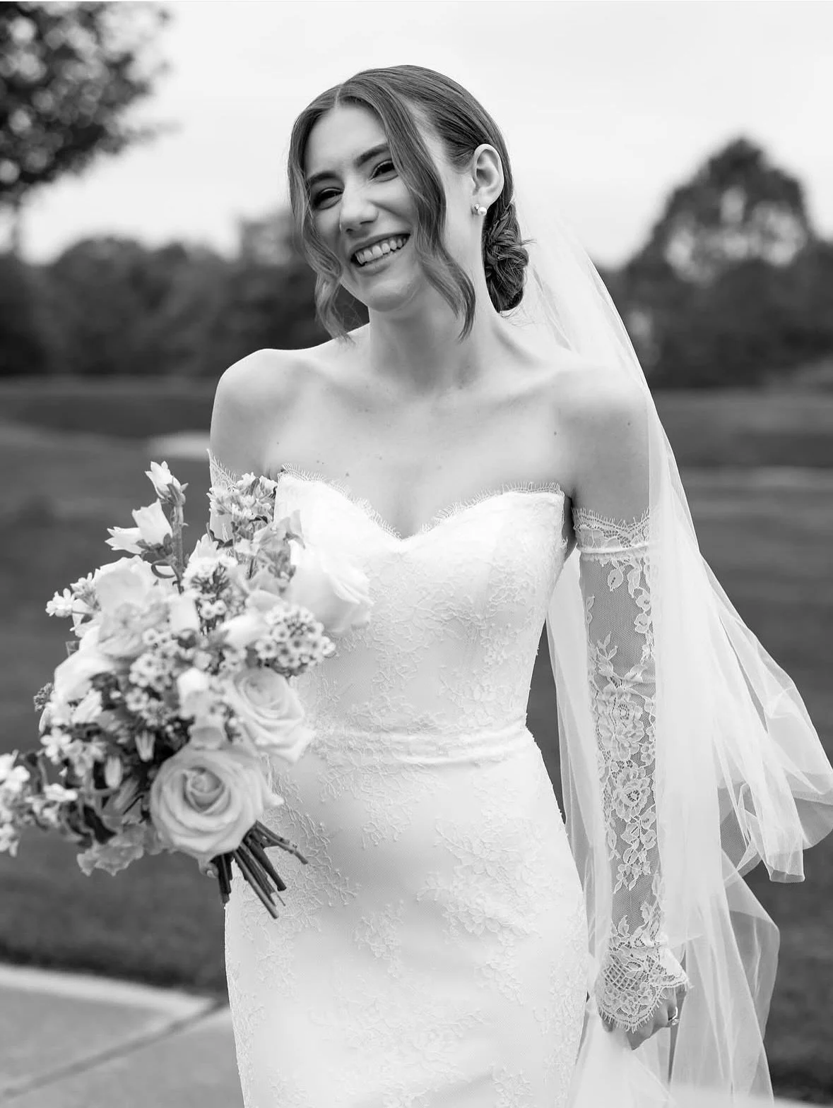 dream girl 🖤 our bride @sarahdamico_ looking absolutely stunning in Anabell🫶🏼 congrats Sarah, we’re obsessed 🤍 📸 @annierainwater.photo