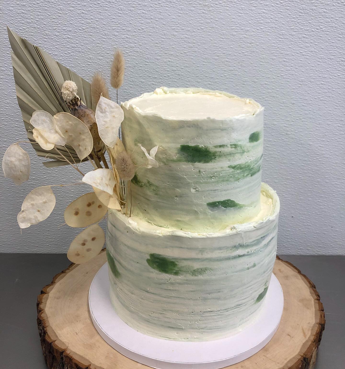 What an absolute joy it was making this cake for my lovely couple getting married on Saturday❣️ they gave me a general idea of what they wanted but left the rest up to me, WIN!! Also thank you to @thefernseed for the awesome dried arrangement! 💚