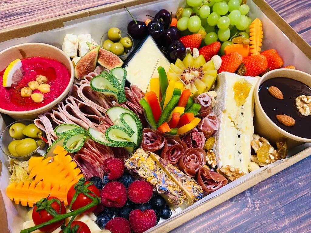Deluxe Platter with Fruit &amp; Vegetable Art- fresh and tasty platter worth the price