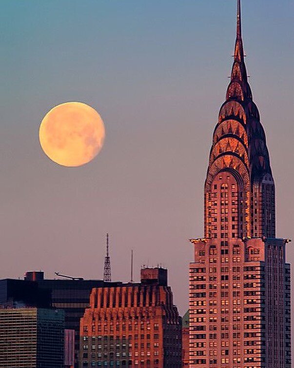 Happy Wednesday, ya&rsquo;ll! Leaving this gorgeous moon over the city for some visual inspiration. 

Spring is bringing longer days, shorter nights, and new beginnings all around us.