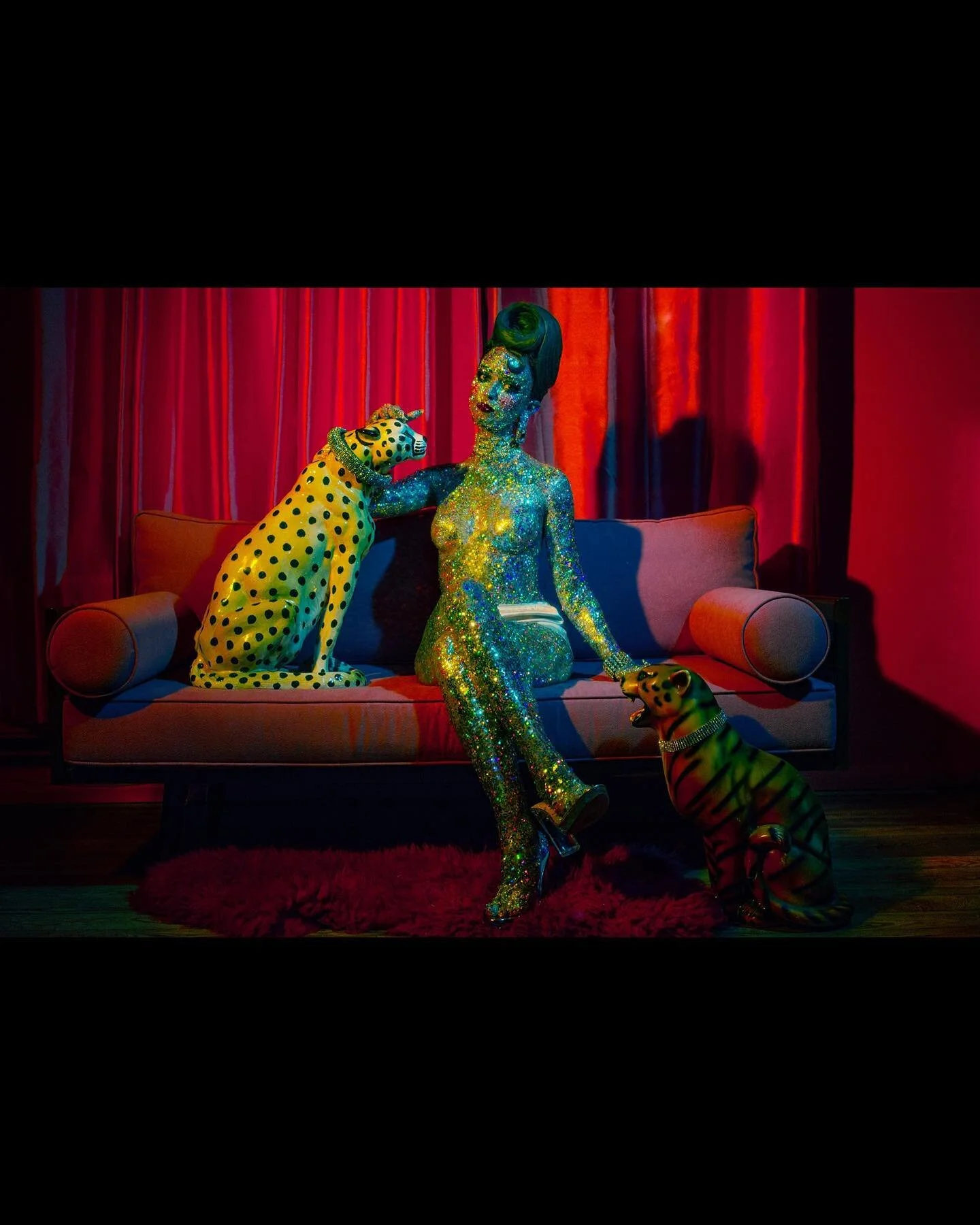 Crystal Queens
Combining retrofuturism with hyperreal aesthetics, pop-art style colours and bejewelled womxns bodies, Jasmine De Silva playfully satirises the desire for physical perfection, holding up a mirror to our own dehumanising obsession with