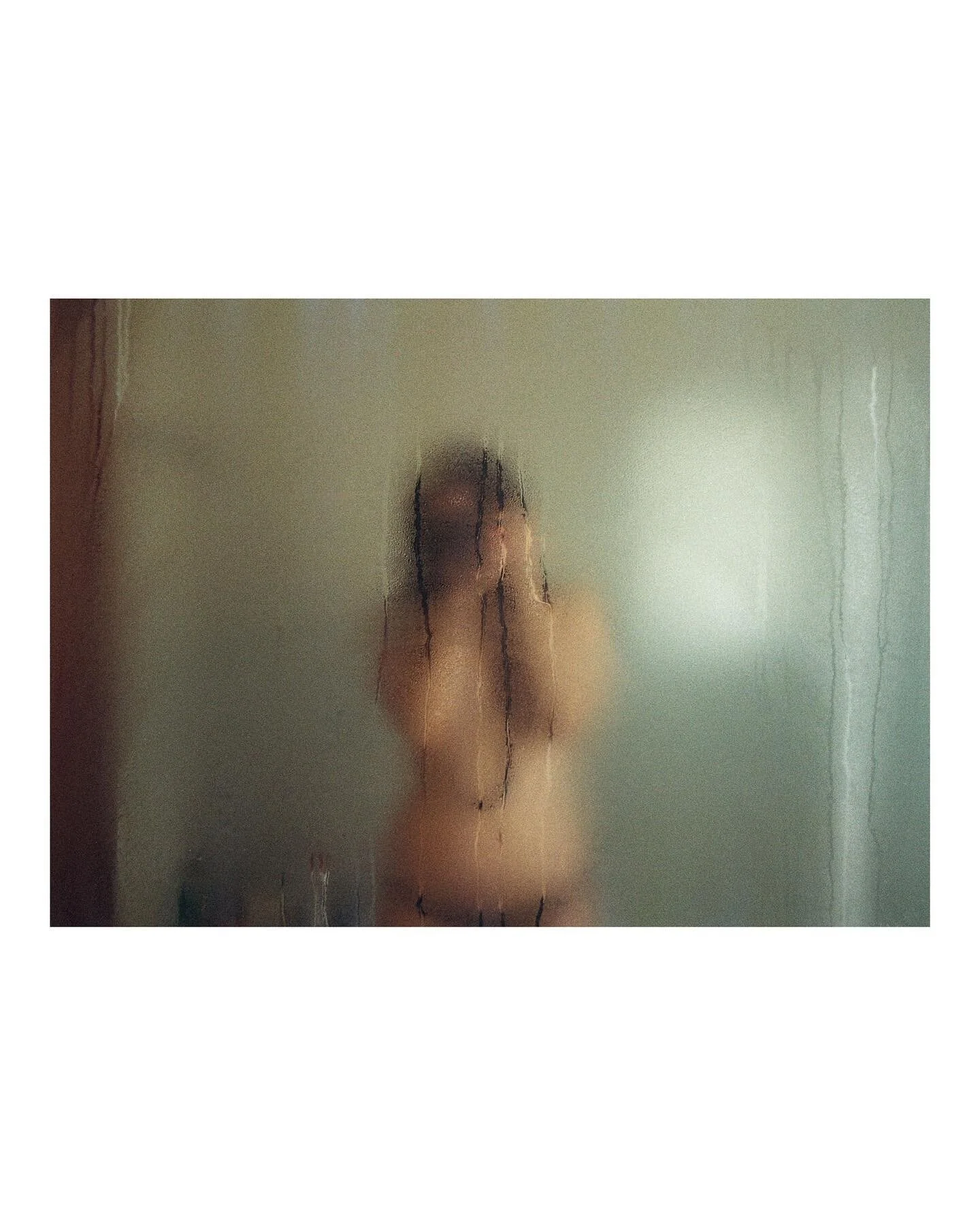 Islas como Icebergs 
(Island as Icebergs)
In this visual essay, photographer Duna Vallès Mestre explores her personal universe of intimacy and identity, trying to uncover what lies deep inside of her. Her images depict elements from the micro