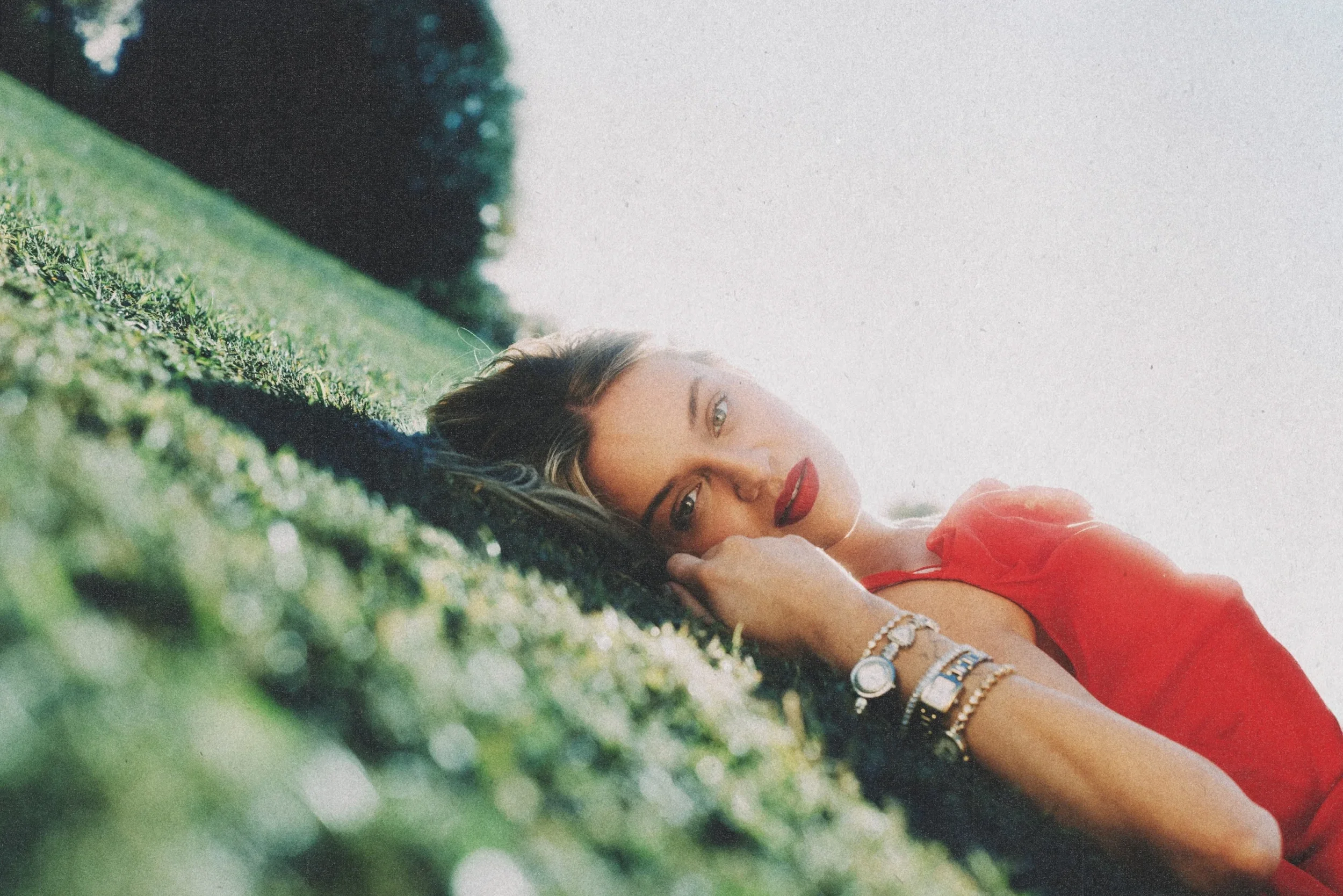 Kelsea Ballerini sits in parks + speaks to the masses