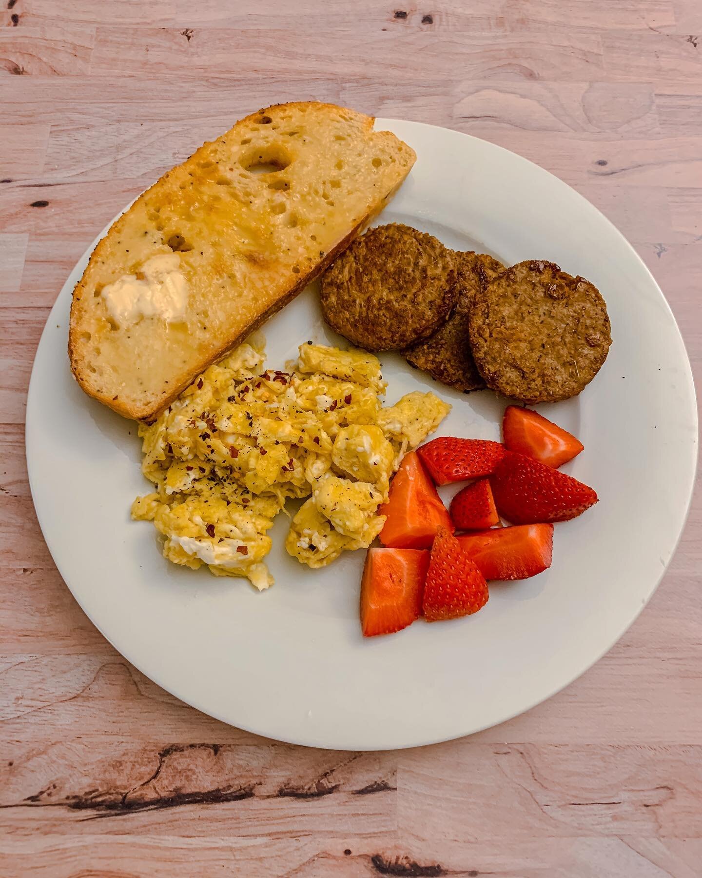 ✨Dinner was a quick and easy one, as we were pretty busy today. Breakfast for dinner is always a go-to. These are the @beyondmeat vegan breakfast sausages and they are SO good. I really think they could fool an omnivore! 
✨Also a huge shout out to @s