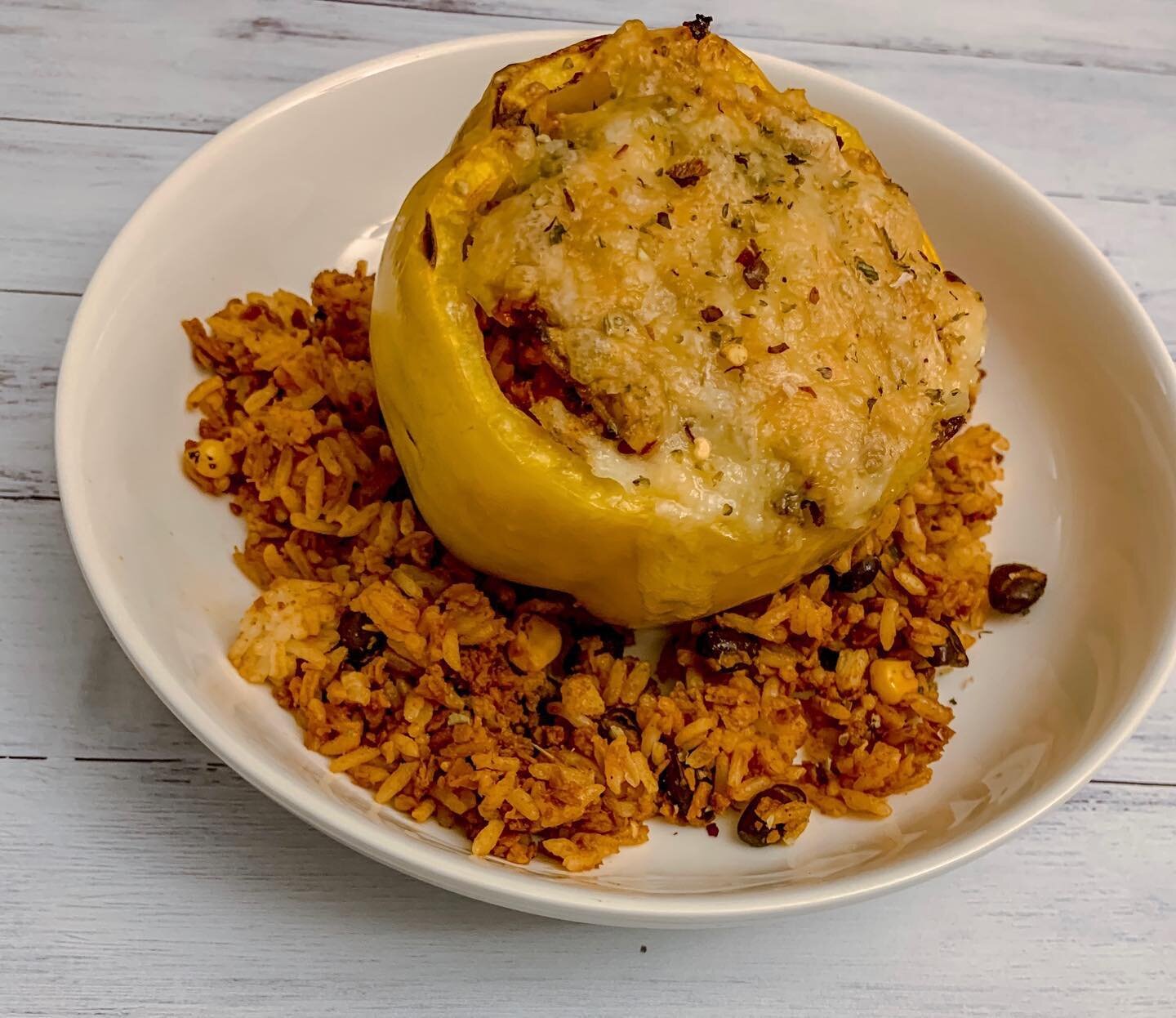 ✨ Stuffed bell pepper with rice, @traderjoes soy chorizo, black beans &amp; corn&mdash; topped with pepper jack cheese. This was so so good. 
✨I had a failed food experiment today &amp; wasted food ☹️ I wanted to loop y&rsquo;all in because social me