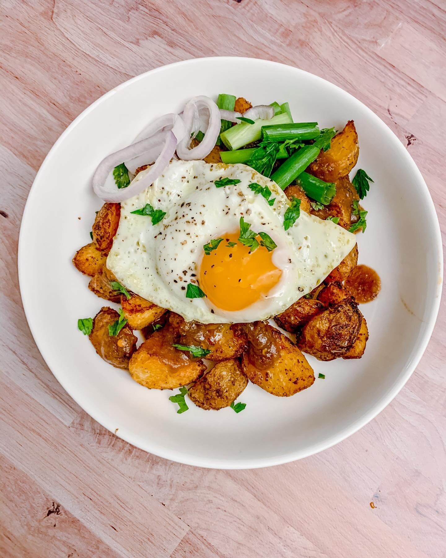 Potato bowl with a homemade tamarind sauce made by the sauce master, Joe 😉 We used @kenjilopezalt recipe for crispy potatoes (AMAZING btw). We topped it with an egg, shallots, scallions and parsley. It was my first time trying tamarind in this appli