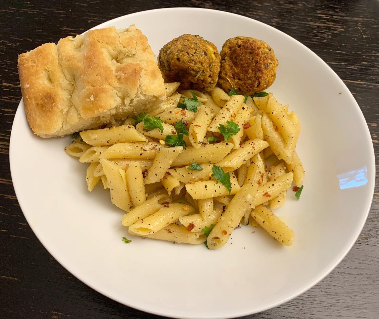 Remade my homemade eggplant meatballs and let me tell you... that recipe is still golden. Even non-vegetarians would love it so you should definitely go check it out no matter who you are! (link in bio ⬆️) I paired it with @eatbanza pasta in a simple