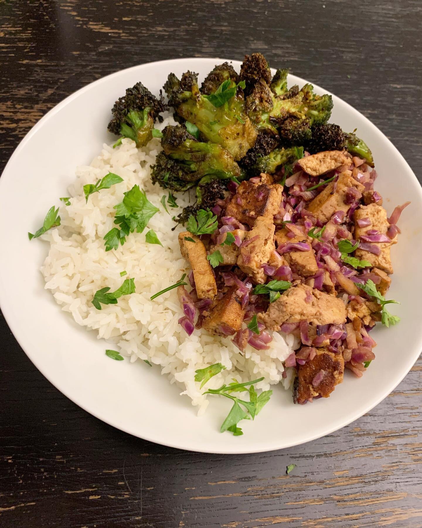 Simple tofu rice bowl! I used the marinade from my tofu bulgogi and added some sautéed red cabbage and roasted broccoli tossed in @mikeshothoney! This was so good. A tutorial for how I do my tofu is in my story and will stay in my highlights. I hope
