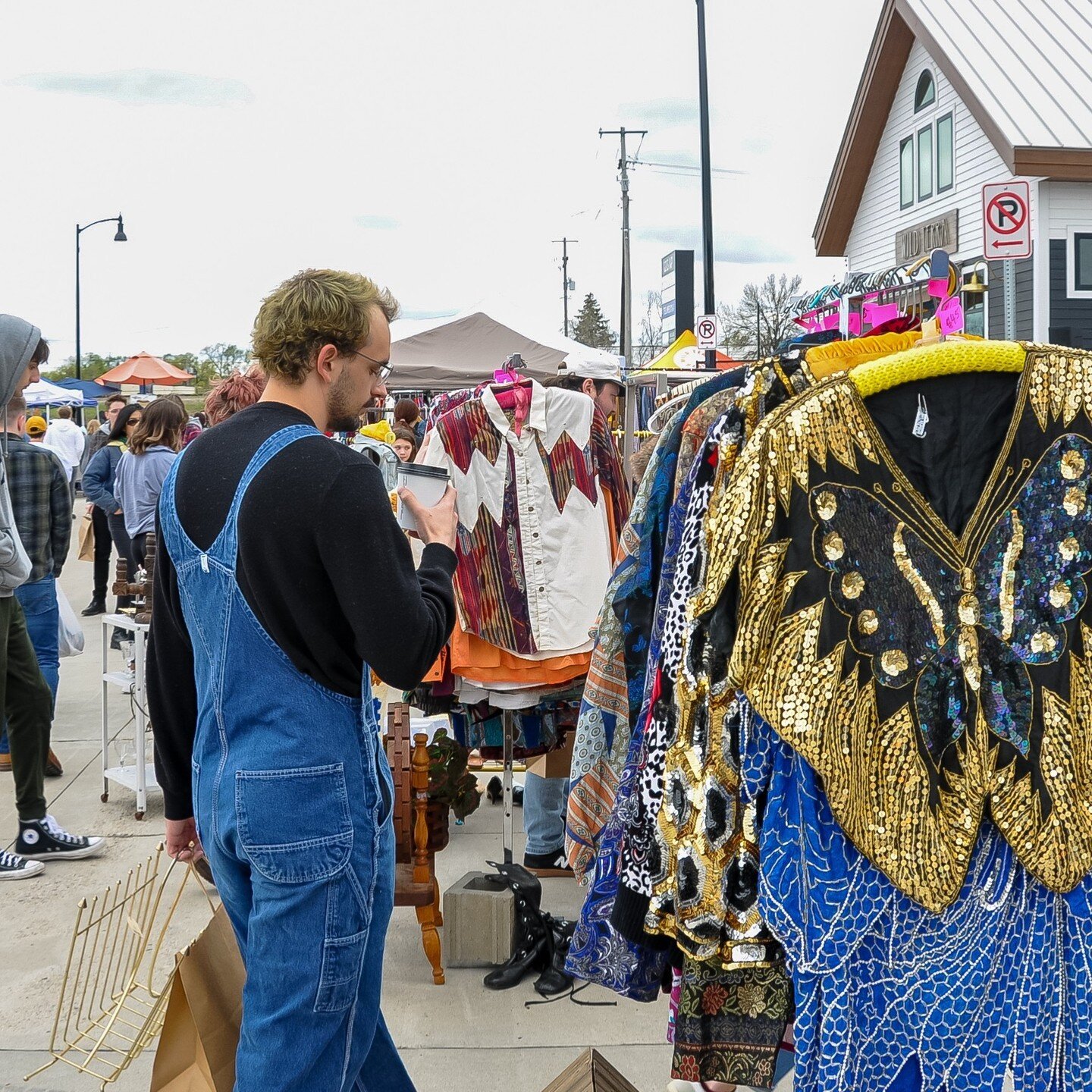 One of the coolest events in town is back for another season! The (rescheduled) Spring Vintage Market at @wildterracider is THIS WEEKEND! Peruse the coolest collection of vintage vendors with a cider in hand from 12 PM to 4 PM.