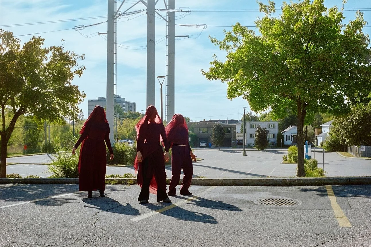 Nous sommes ici pour convoquer nos joies 
Laiss&eacute;es sur le bord de la route apr&egrave;s une trop chaude nuit d&rsquo;&eacute;t&eacute; 
Celles n&eacute;es de la s&eacute;cheresse de nos imaginaires 
Qui ont ravag&eacute; la c&ocirc;te nord 
Ja