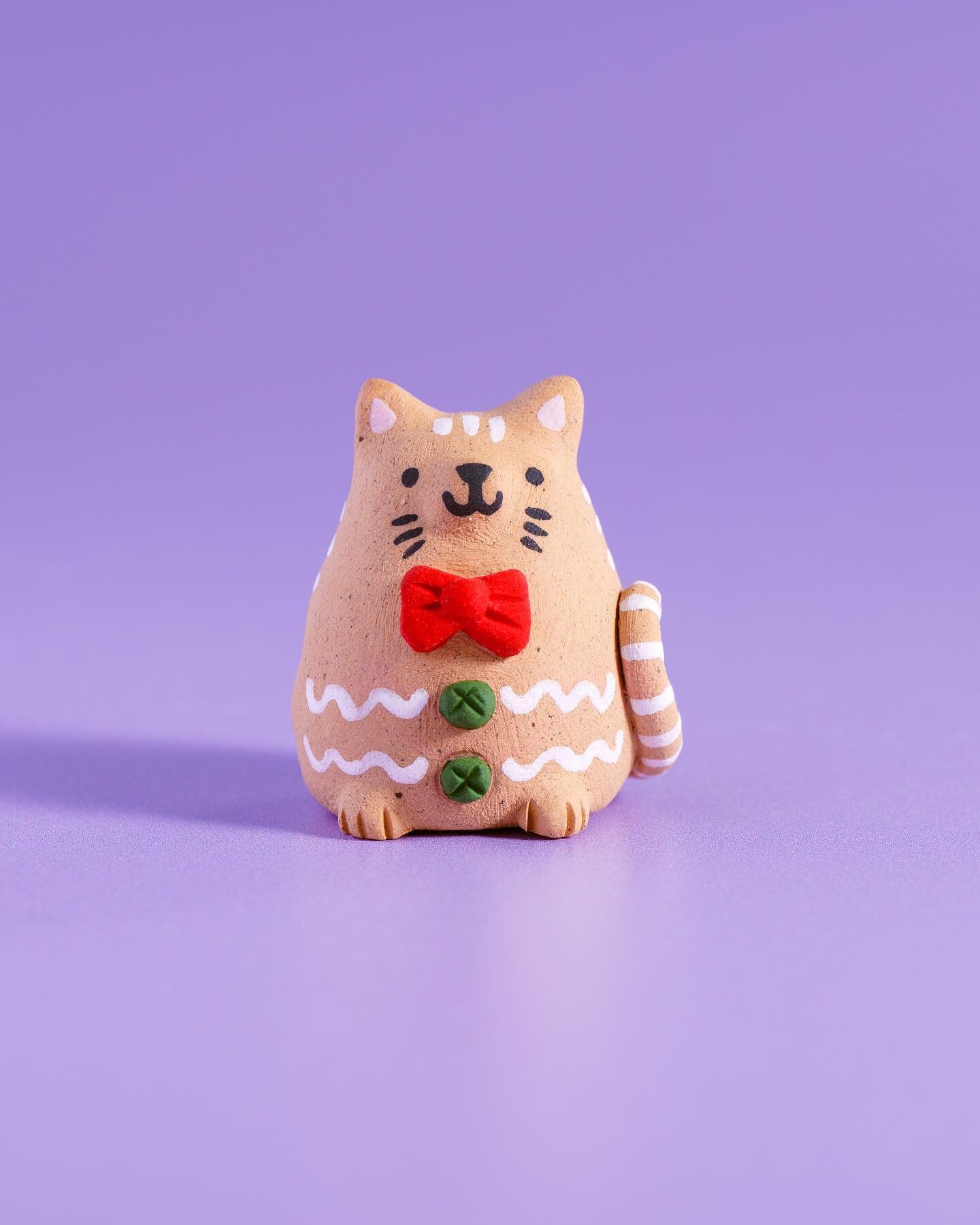 My December collection is now live! 🥳

Including the sweetest little kitty you will find this festive season, Gingerspice the gingerbread cat! Featuring a fetching bow tie and white icing fur markings 🐱

Head over to my website shop if you want to 