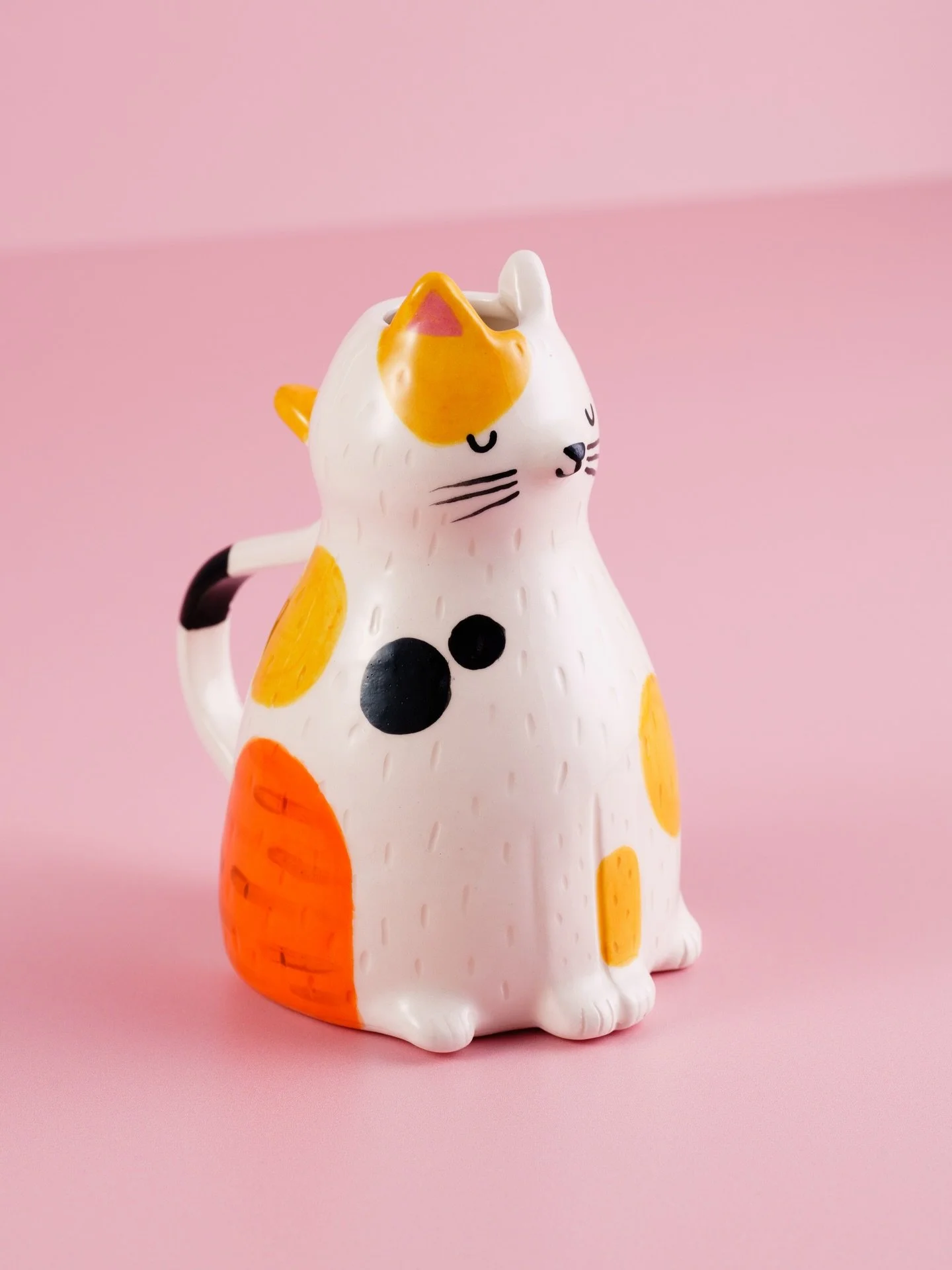 Gimley and Gizmo vases in progress 🐱🐶

I decided to revisit these old designs which I first made back in 2023. Gimley was a character inspired by my neighbour&rsquo;s cat who used to jump over the garden wall to come and play with my cat, Alma. Unf