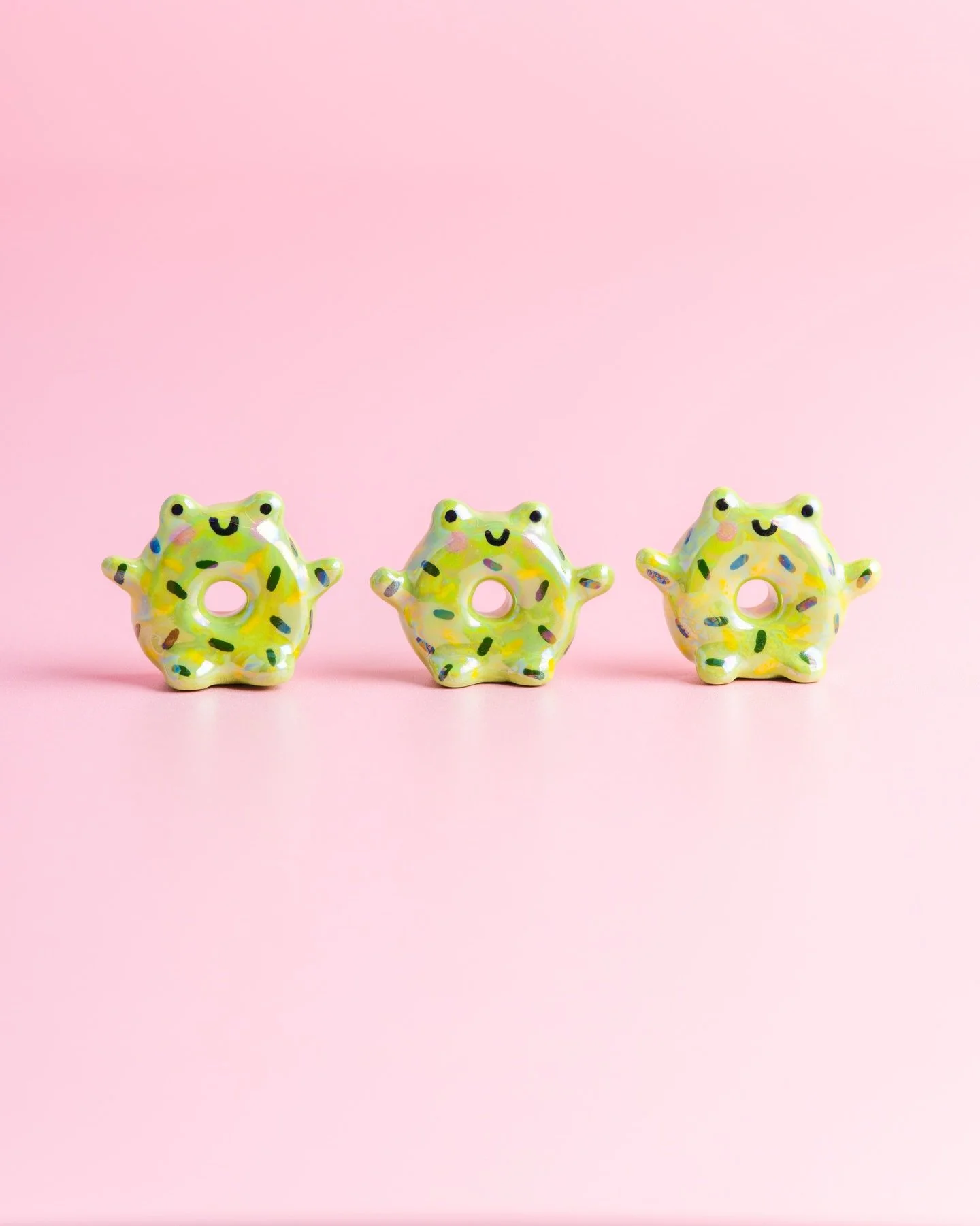 🐸 Tomorrow night! 🎉🎉🎉

On Monday 2nd March at 21:00 GMT my next batch of clay cuties will be coming your way! 

Including this sweet friend, Mr Ribbits, my latest fusion of doughnuts and frogs who I am happy to share with you in all his finished 