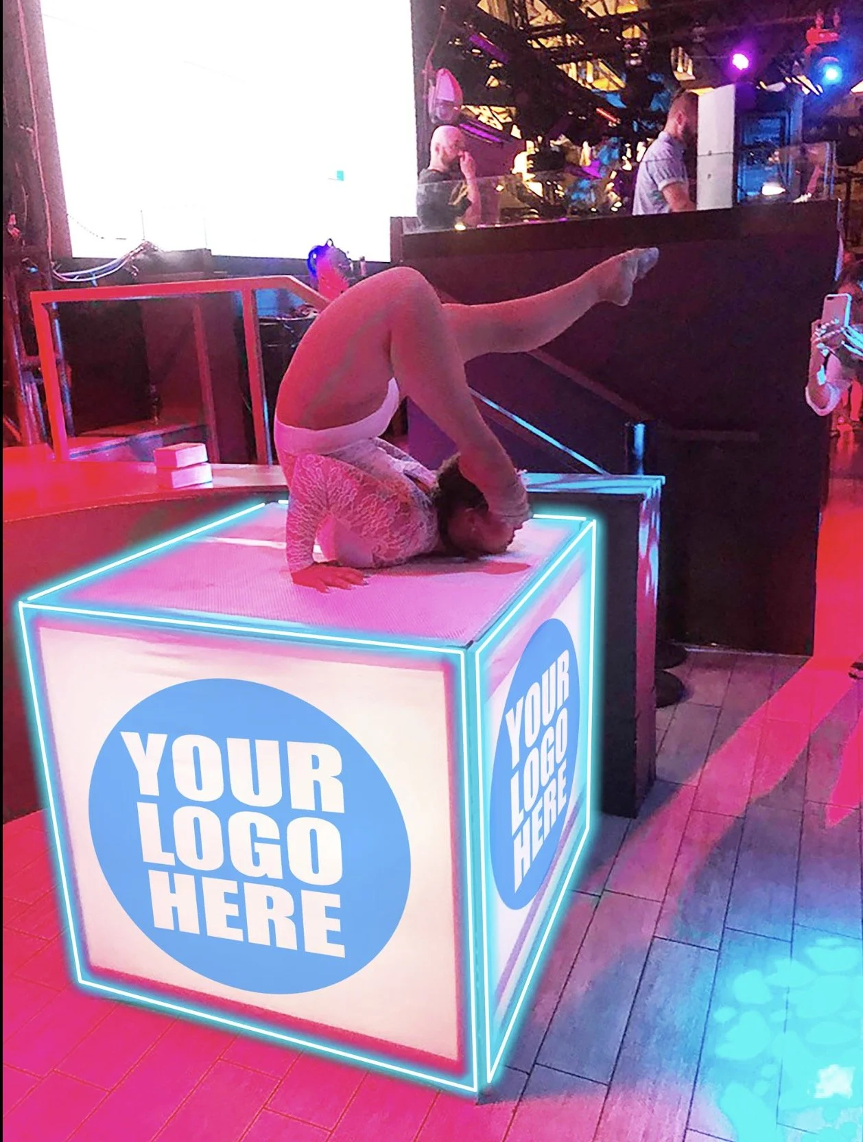 Contortionsit on Shadow Box