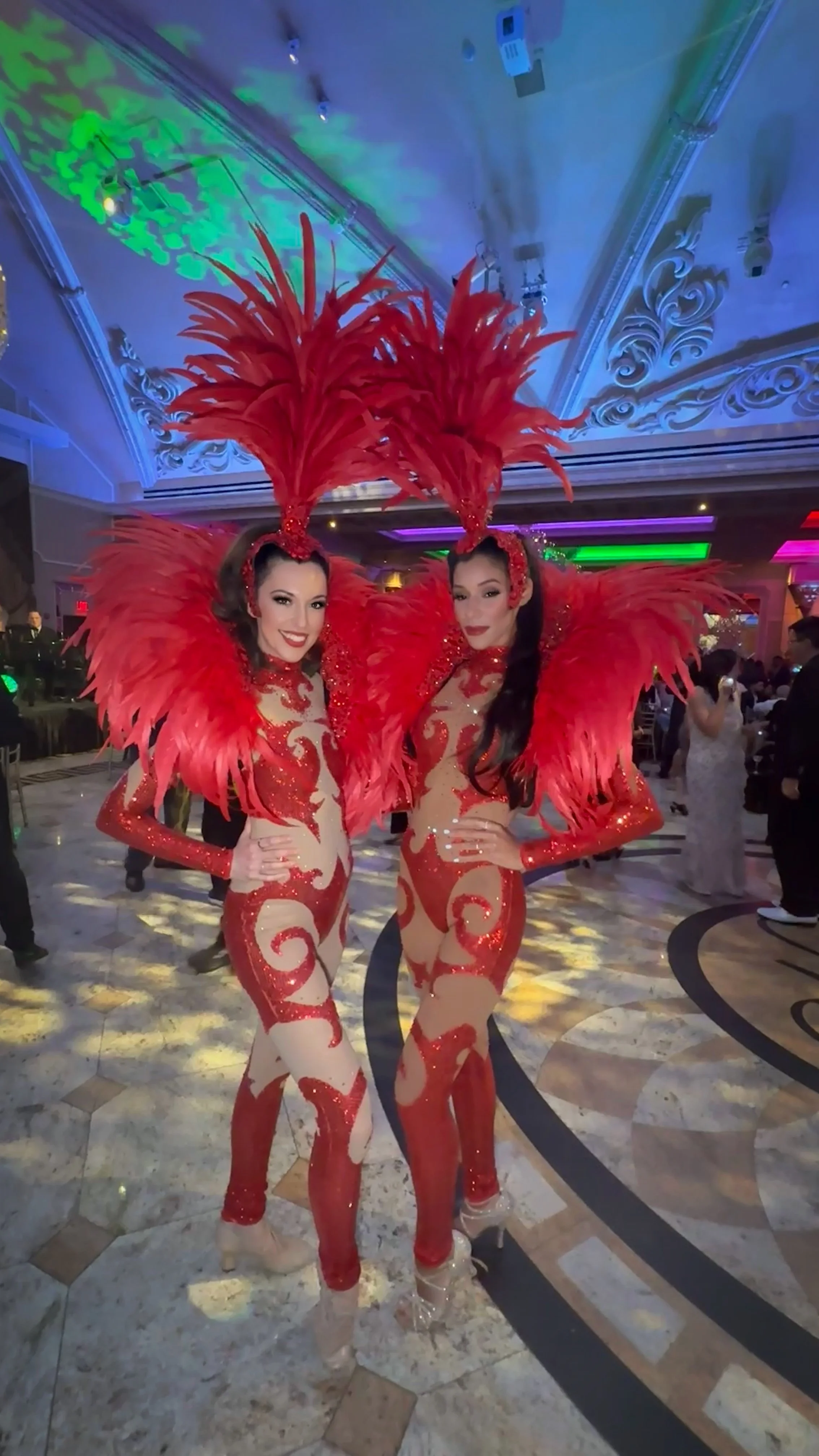SHowgirls: Red Coque