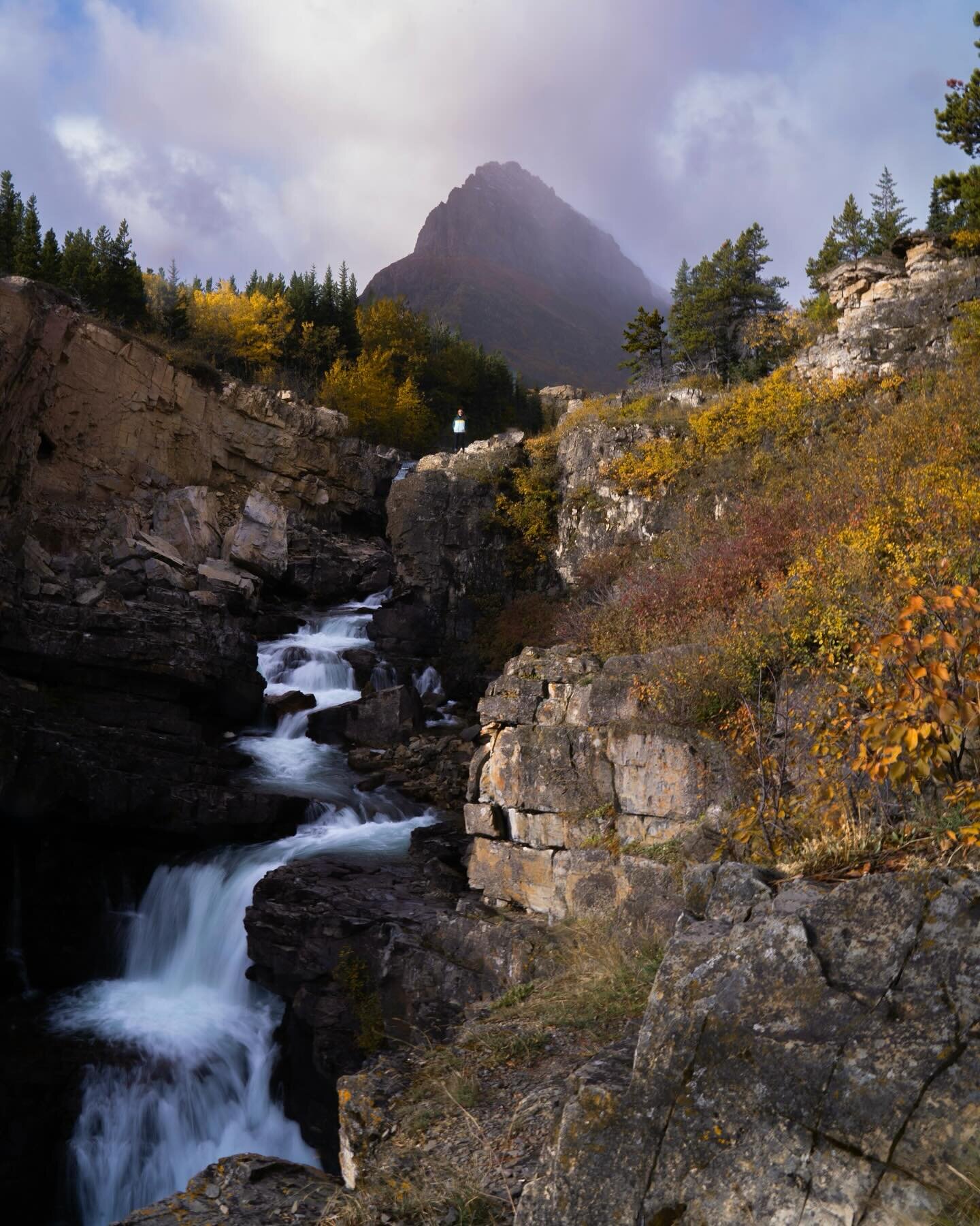 Waterfalls + fall = perfection!
.
.
.
.
.
.
.
.
.
.
#glacier #glaciernationalpark #montana #hiking #trekkingtoes #hikingtheglobe #hikingbangers #wildernesstones #wildernessculture #outdoortones #earthoutdoors #wondermore #optoutside #dayhiking #staya