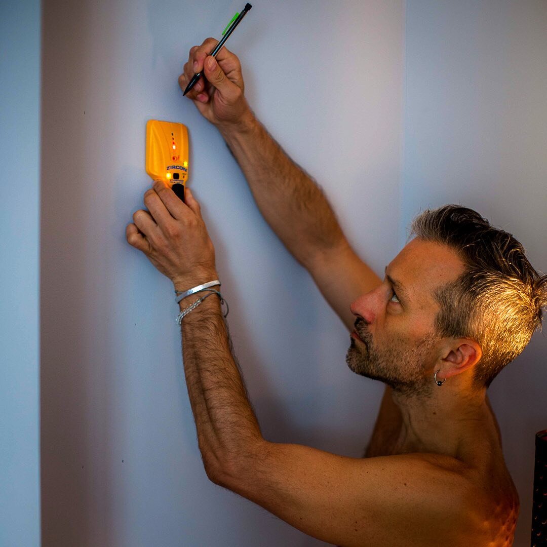#OhHandyMan, did I ever get served a plate&rsquo;a somethin&rsquo; with THIS wall.. and it does not taste good.

This yellow thing in my hand is called a stud finder. Like literally, that&rsquo;s what it&rsquo;s called. And you use it to find wooden 