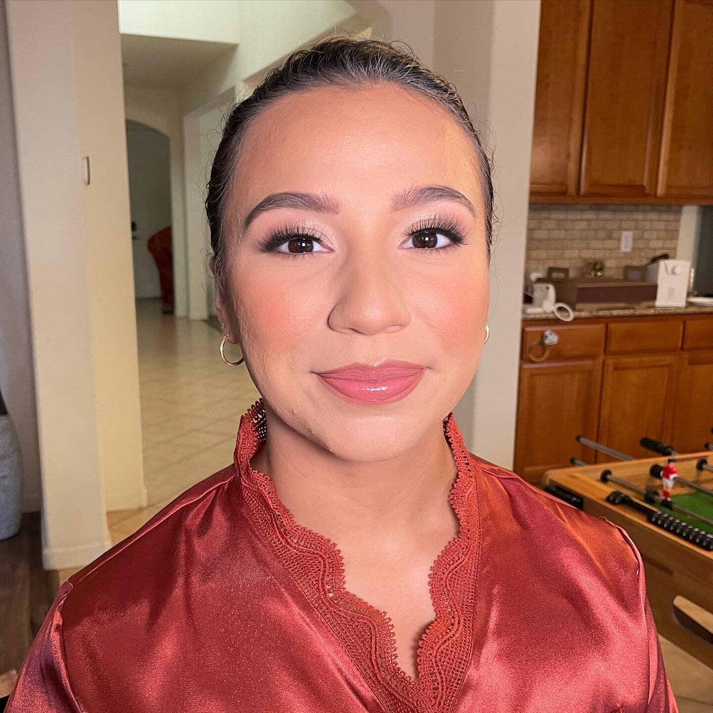 SOFT Bridesmaid Glam✨
✔️Light, neutral eyes
✔️Wispy lashes
✔️Full coverage base
✔️Peachy cheeks &amp; lips
.
.
.
#glamby_elizabeth #lostfiles #softglam #bridalmakeup #bridalglam #bridesmaidmakeup #specialoccasionmakeup #photoshootmakeup #graduationma