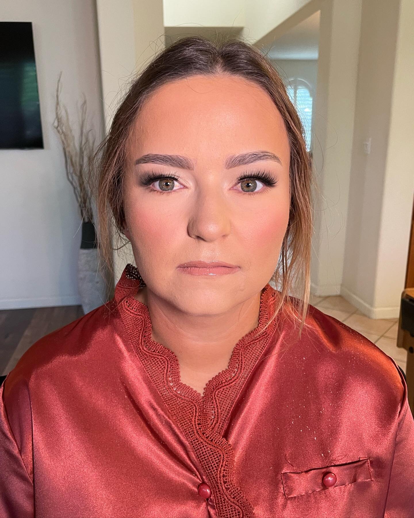 This bridesmaid requested a very neutral look to just enhance her already beautiful features✨
.
.
.
#glamby_elizabeth #lostfiles #softglam #bridalmakeup #bridalglam #bridesmaidmakeup #specialoccasionmakeup #photoshootmakeup #graduationmakeup #quincea