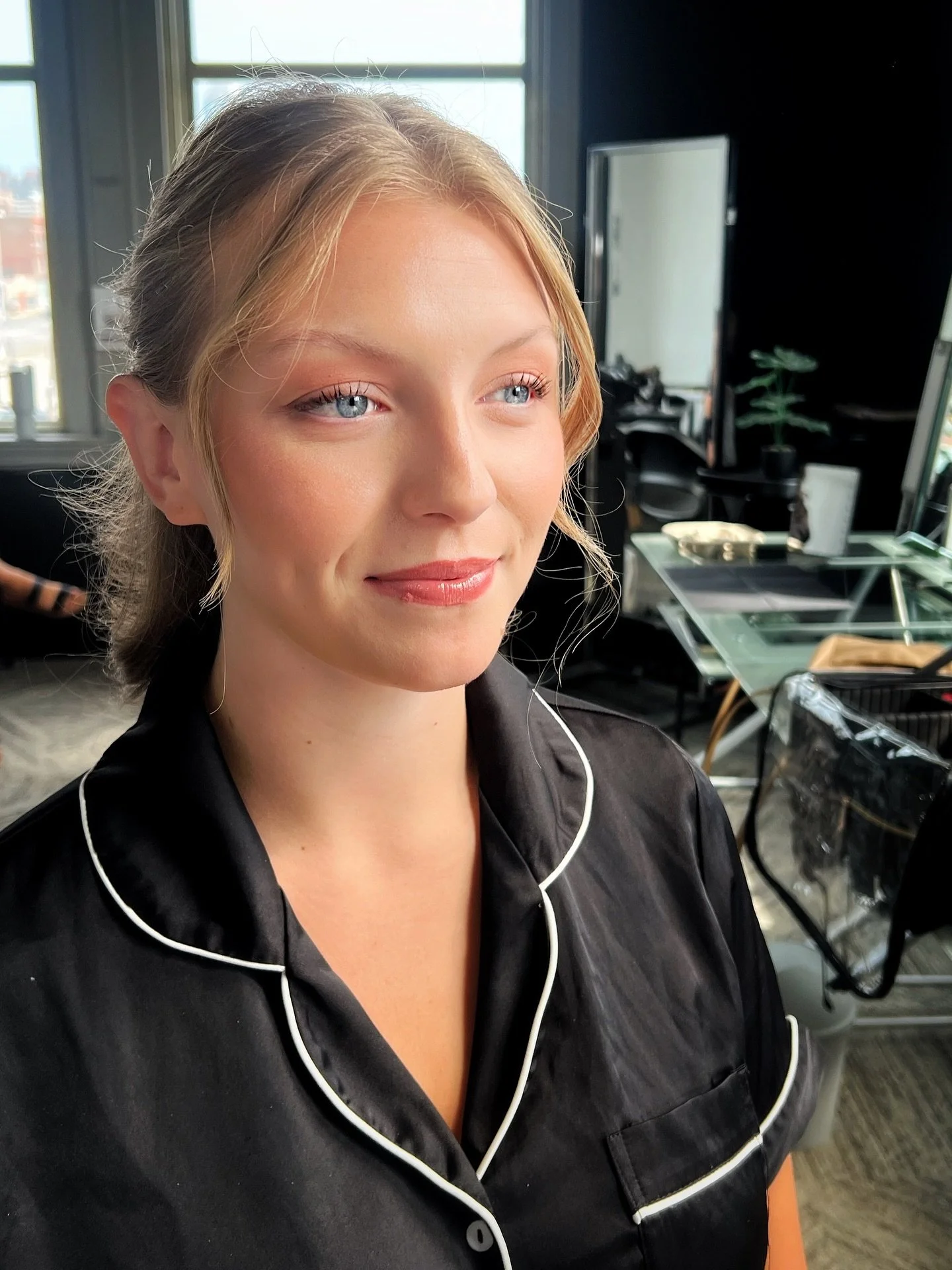She asked for very soft and natural, with lots of blush and bronze glow ✨

#kcmo #kcmakeupartist #makeup #kcmua #muakansascity #kansascitymakeup #mua #kstudiobeauty #kansascitybride #kansascityweddings #softglam #makeupartist
