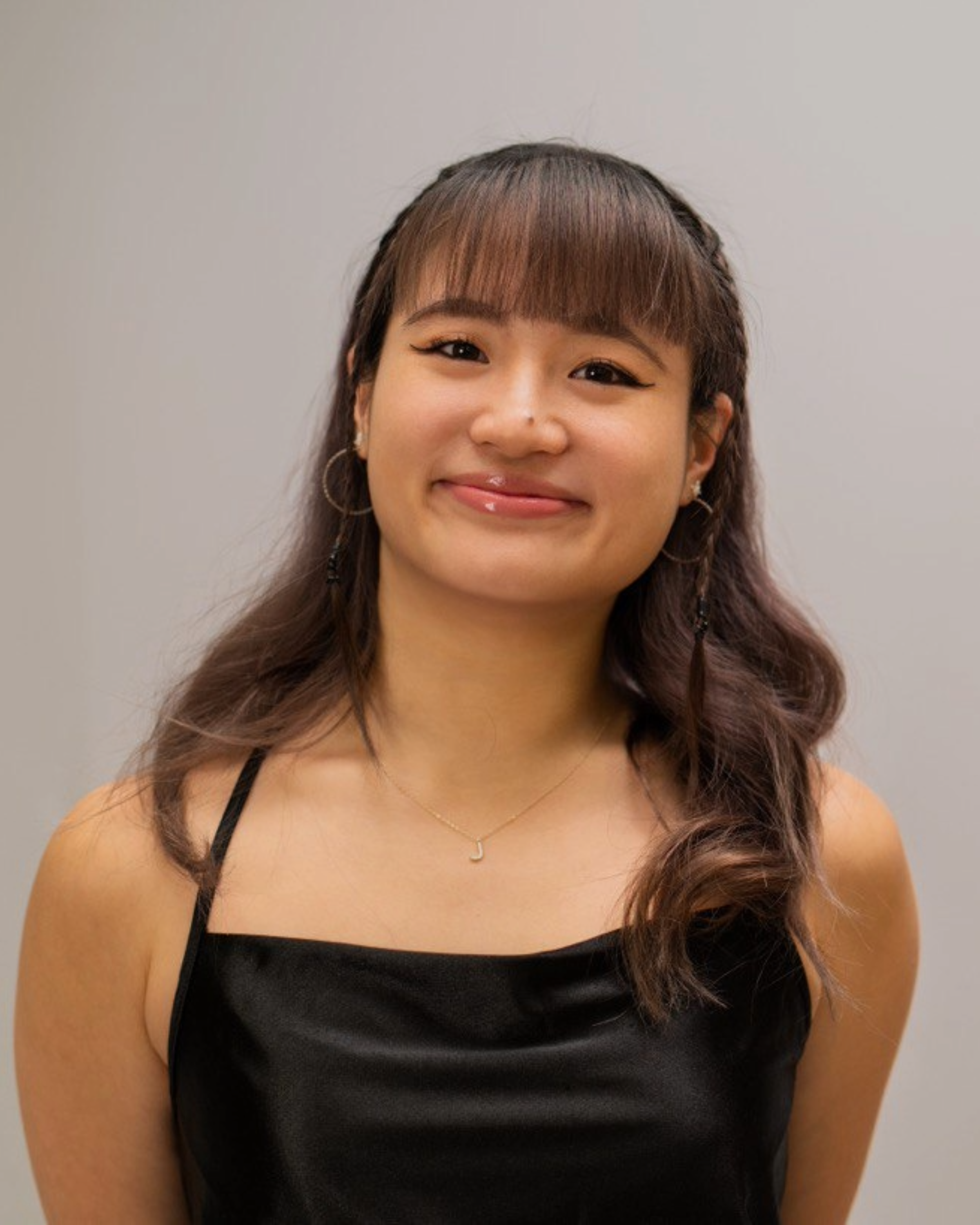 Jazlyn Tan (she/her) is a Singaporean dance artist and educator completing her BFA in Dance at Temple University. Rooted in ballet and street styles, her practice spans choreography, performance, and community-centered education. She’s a member of Cr