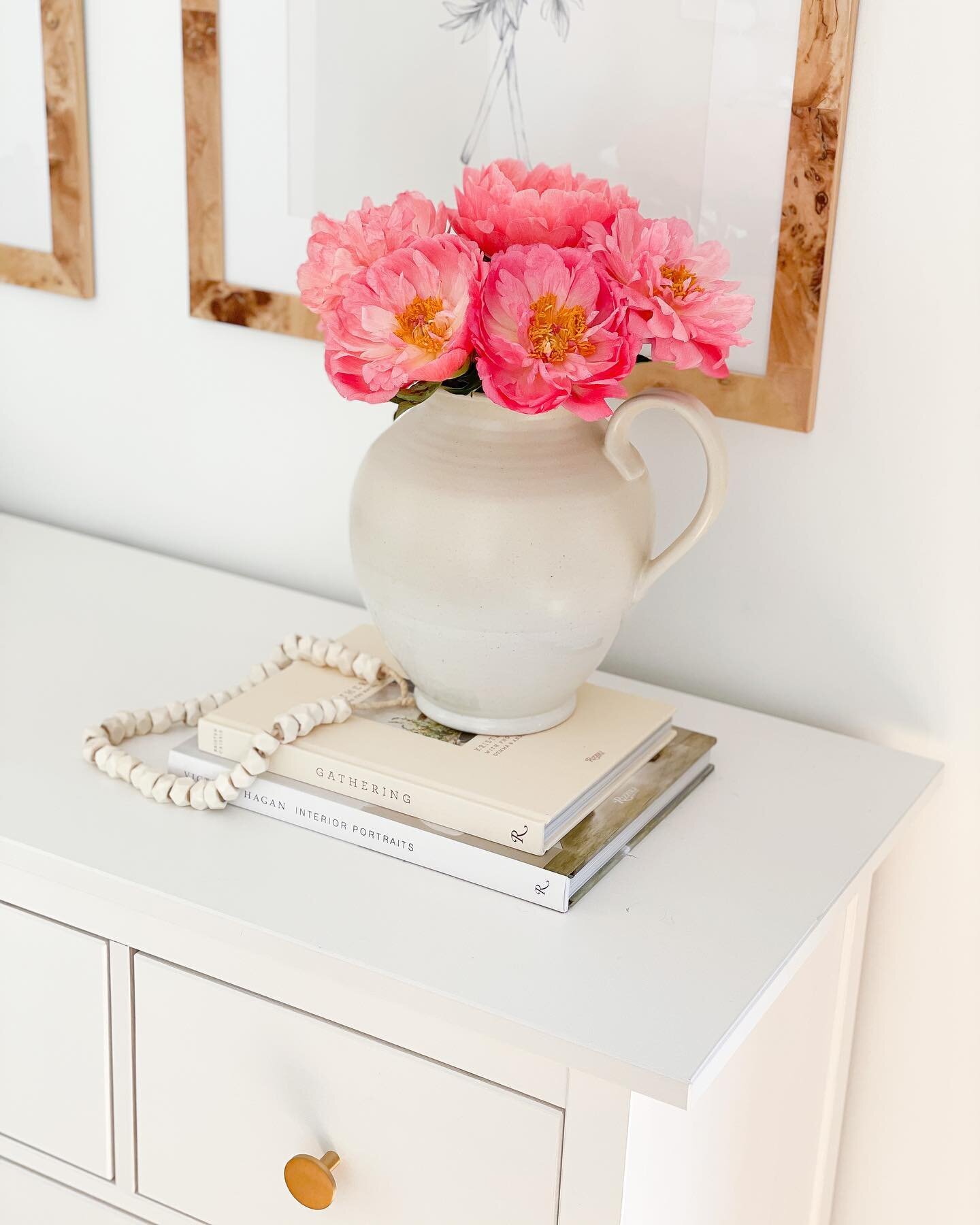 It was actually bothering me how perfect/fake these REAL coral peonies looked. Whole Foods flowers for the win.

.
.
.
.
.

#pacificnatural #organicmodern #relaxedmodern #smpliving #neutralhomelove #njdesign #neutralhomestyle #neutraldecorstyles #all