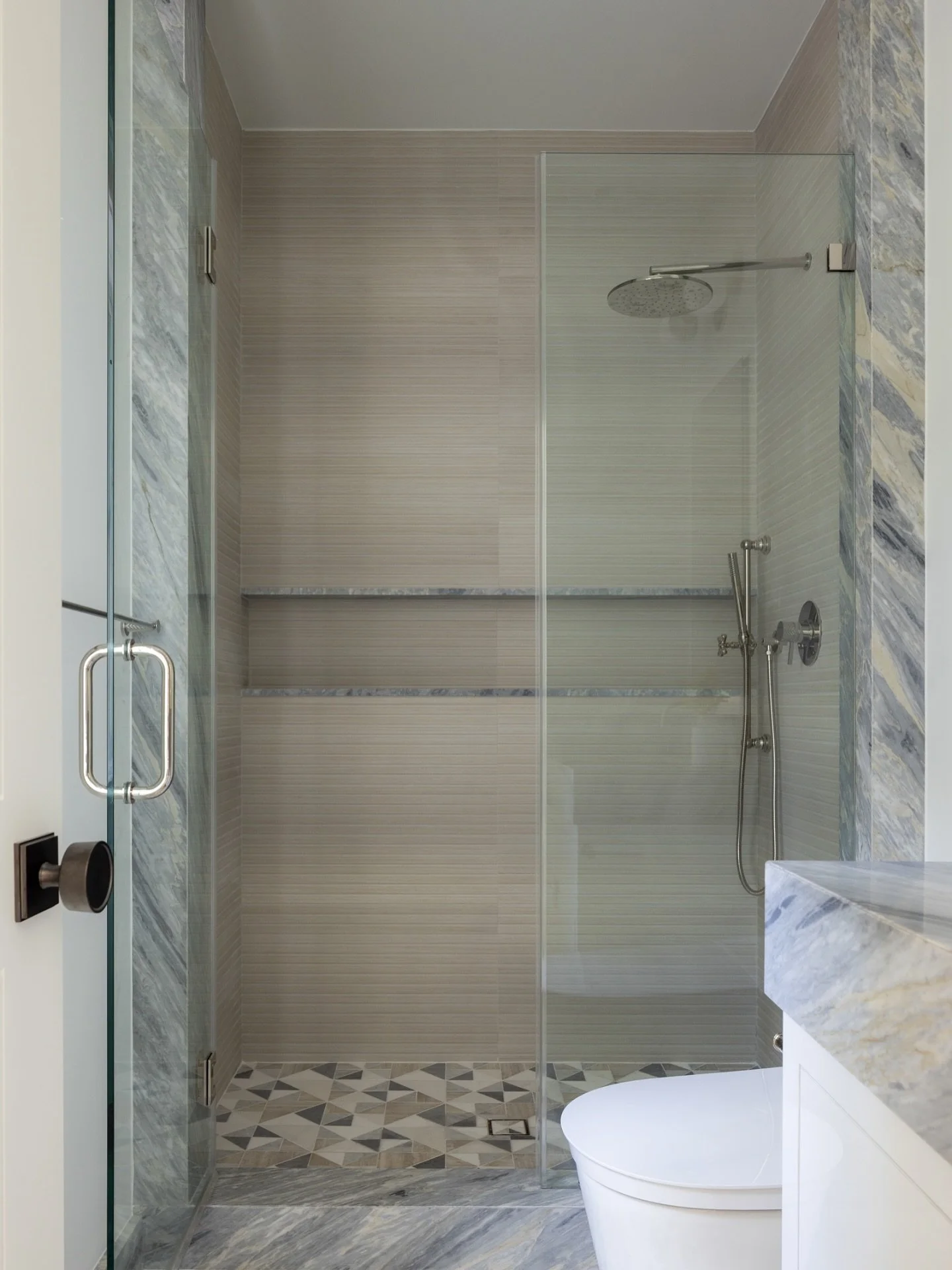 When all the bathrooms of this home are equally as beautiful and you can&rsquo;t decide which one is your favorite 🤩 
&bull;
@brandonjamesbuilt
@raquellangworthy.photo 
&bull;
&bull;
#InteriorDesignNY
#BathroomInspo
#GeometricTiles
#LuxuryBathrooms

