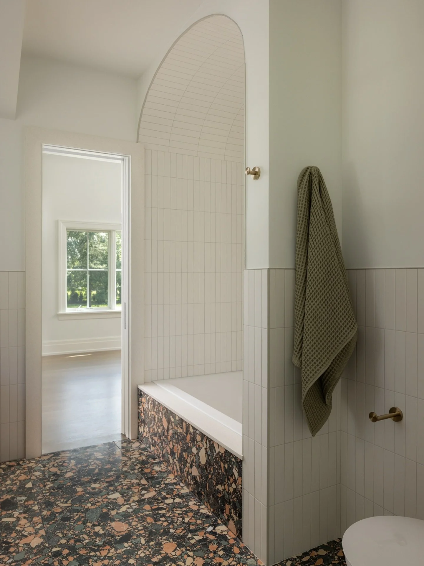 A moment for this tile and arched ceiling.
.
.
#bathroom #bathroomdesignideas #bathroominspo #bathrooms #bathroominspiration #bathroomgoals #modern #nyhomes #newyork #laurelhollow #coldspringharbor #longisland #longislandhomes #liny #interiors #inter