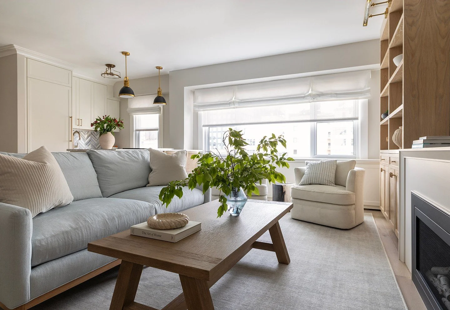 ✨ Light-filled and layered ✨
This living room balances soft textures, natural wood, and a touch of greenery for a look that feels both relaxed and refined. A cozy space designed for everyday living, but elevated with thoughtful details.
.
.
📸 @marga