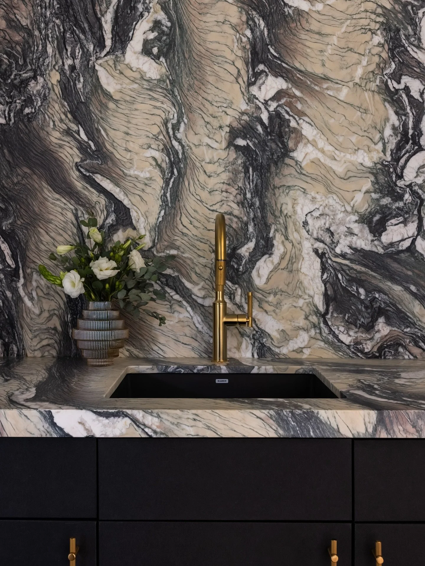 This stone 🤍
.
@brandonjamesbuilt 
📸 @raquellangworthy.photo 
.
.
.
#stone #marble #marblecountertops #marblestone #wetbar #bar #bardesign #interiors #interiordesign #interi&oslash;r #design #ny #nyhomes #lifestyle #lihomes #longisland #longislandh