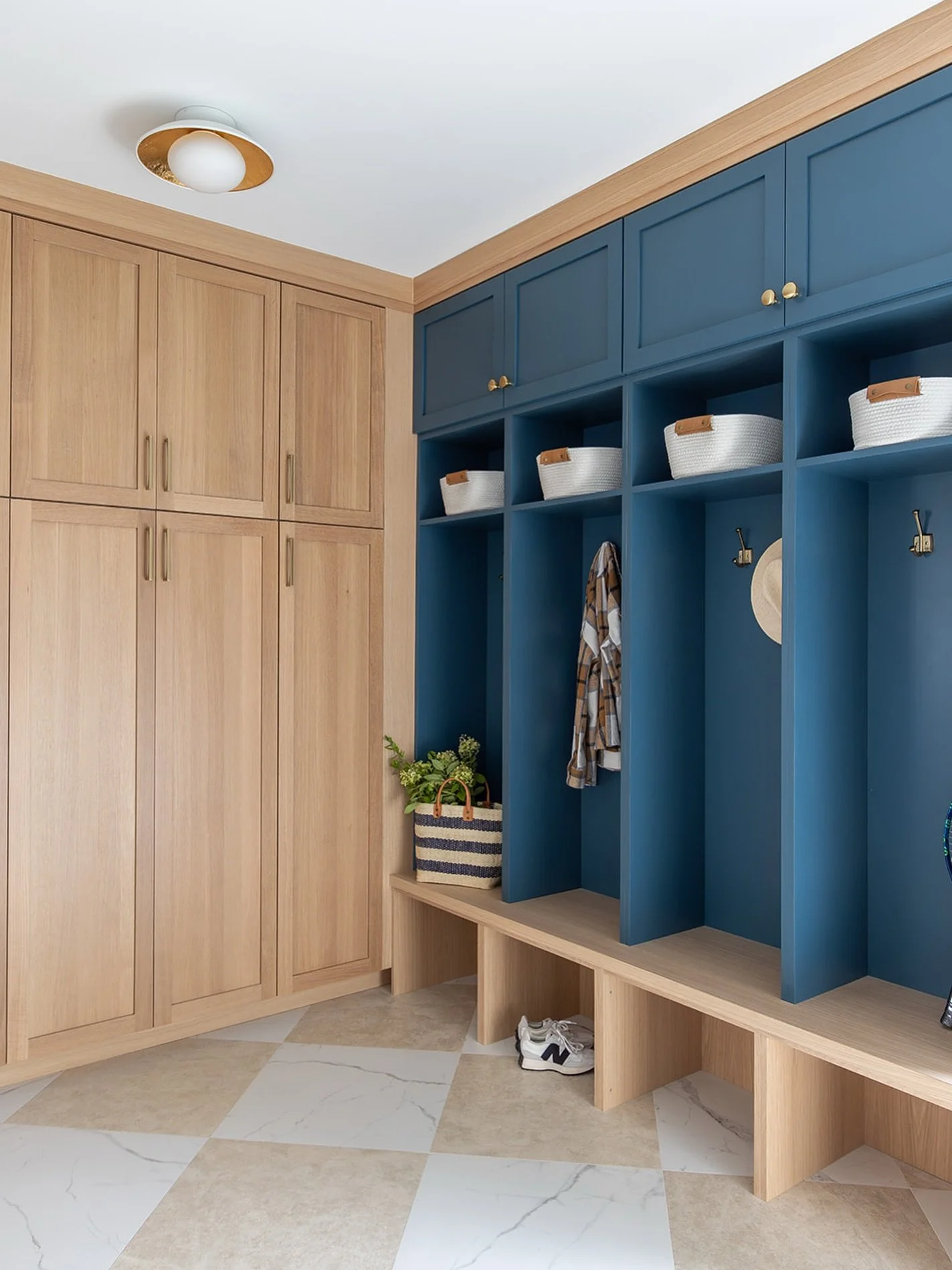 Contrast done right — the perfect balance of warm oak, bold blue, and subtle brass. 💙
.
.
.
#mudroom #mudroomdesign #mudroomgoals #mudrooms #mudroominspo #newconstruction #newhome #checkerboard #tiledesign #cabinetdesign